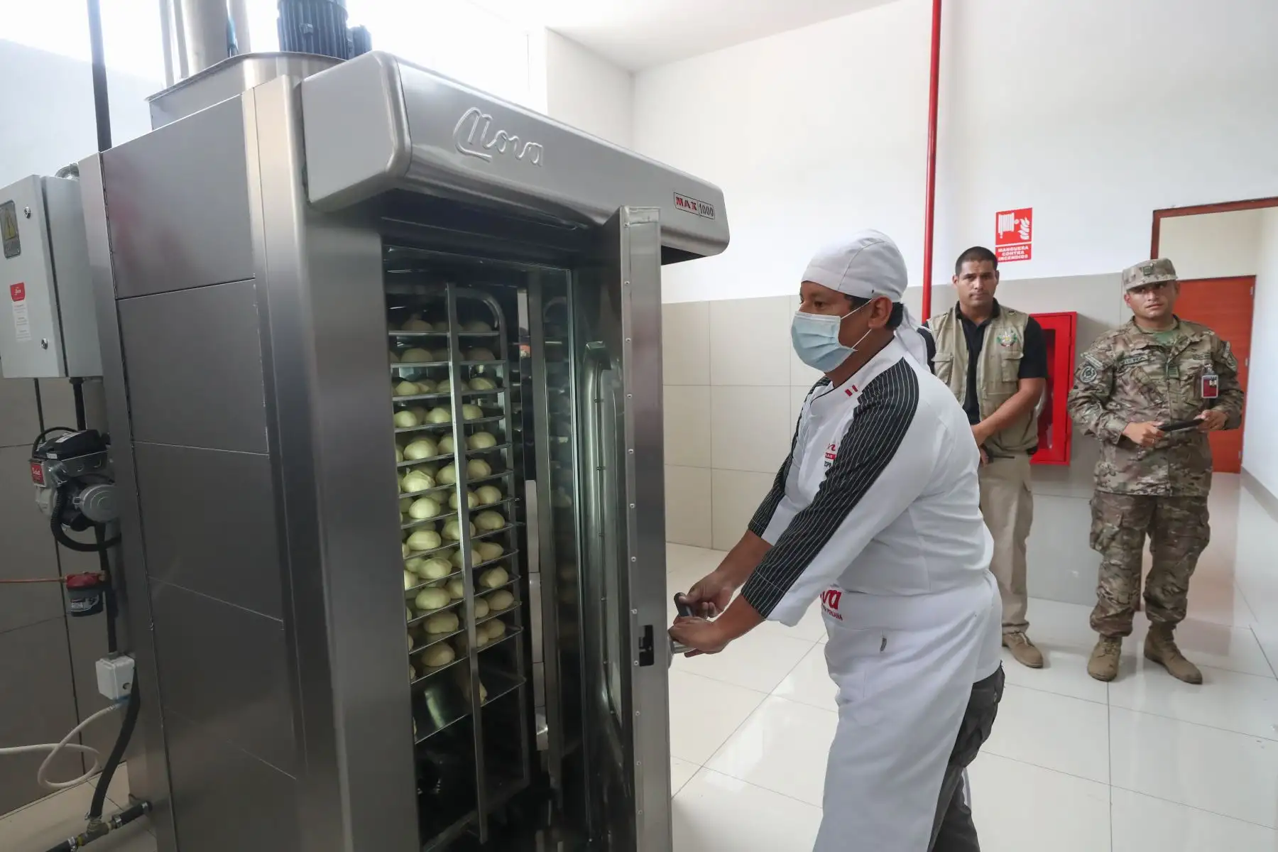 El ministro de Defensa, Walter Roger Martos Ruiz inaugura panadería en el Cuartel Bolívar del Ejercito del Perú.
Foto: Mindef