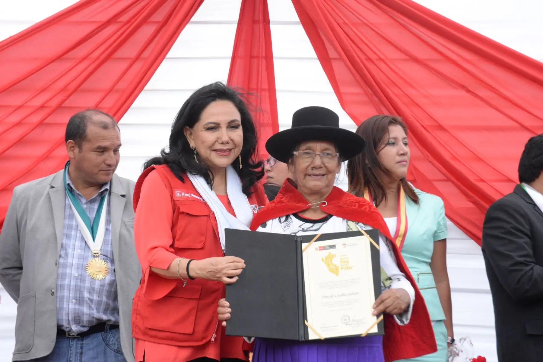Ministra de la Mujer, Gloria Montenegro condecora a mujeres de Huánuco por los logros en la igualdad de genero.
Foto: MIMP