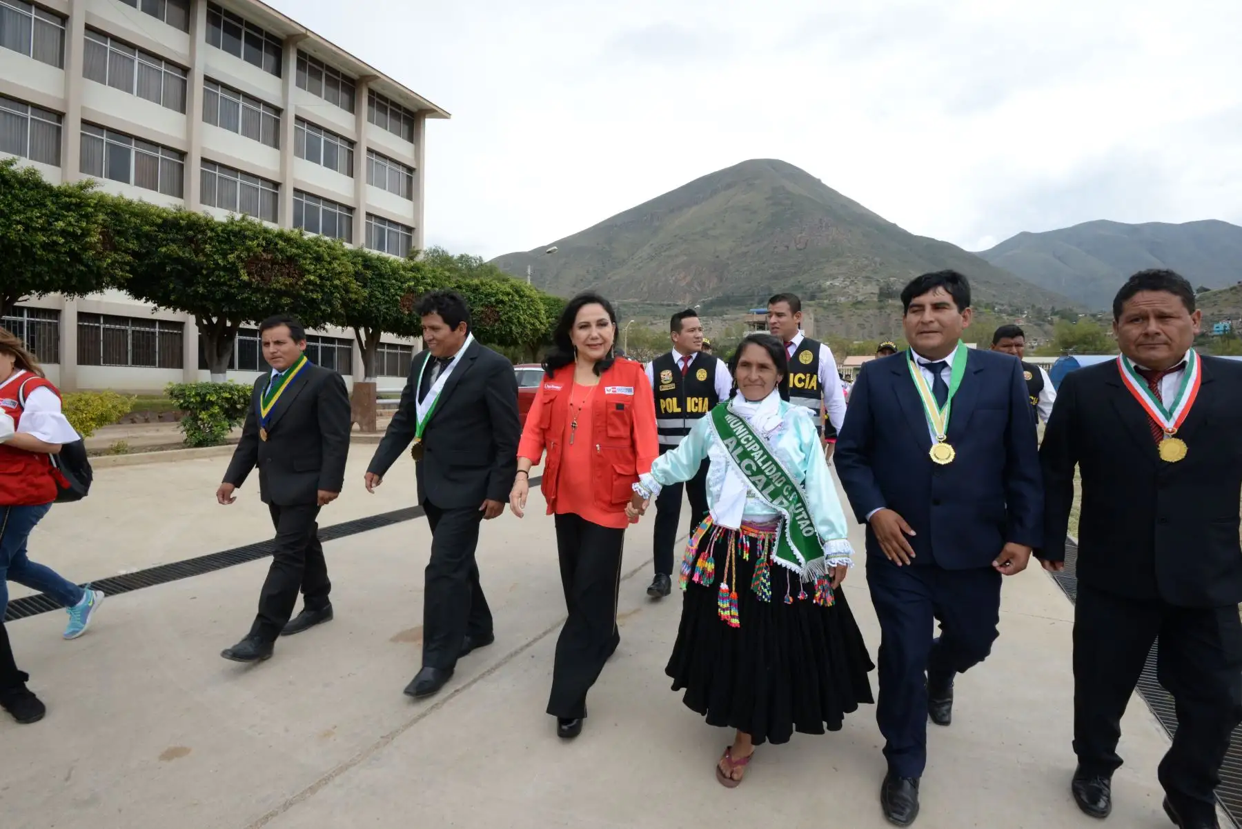Ministra de la Mujer, Gloria Montenegro condecora a mujeres de Huánuco por los logros en la igualdad de genero.
Foto: MIMP