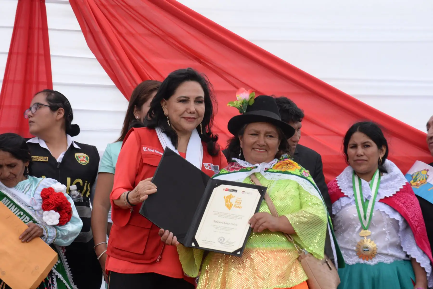 Ministra de la Mujer, Gloria Montenegro condecora a mujeres de Huánuco por los logros en la igualdad de genero.
Foto: MIMP