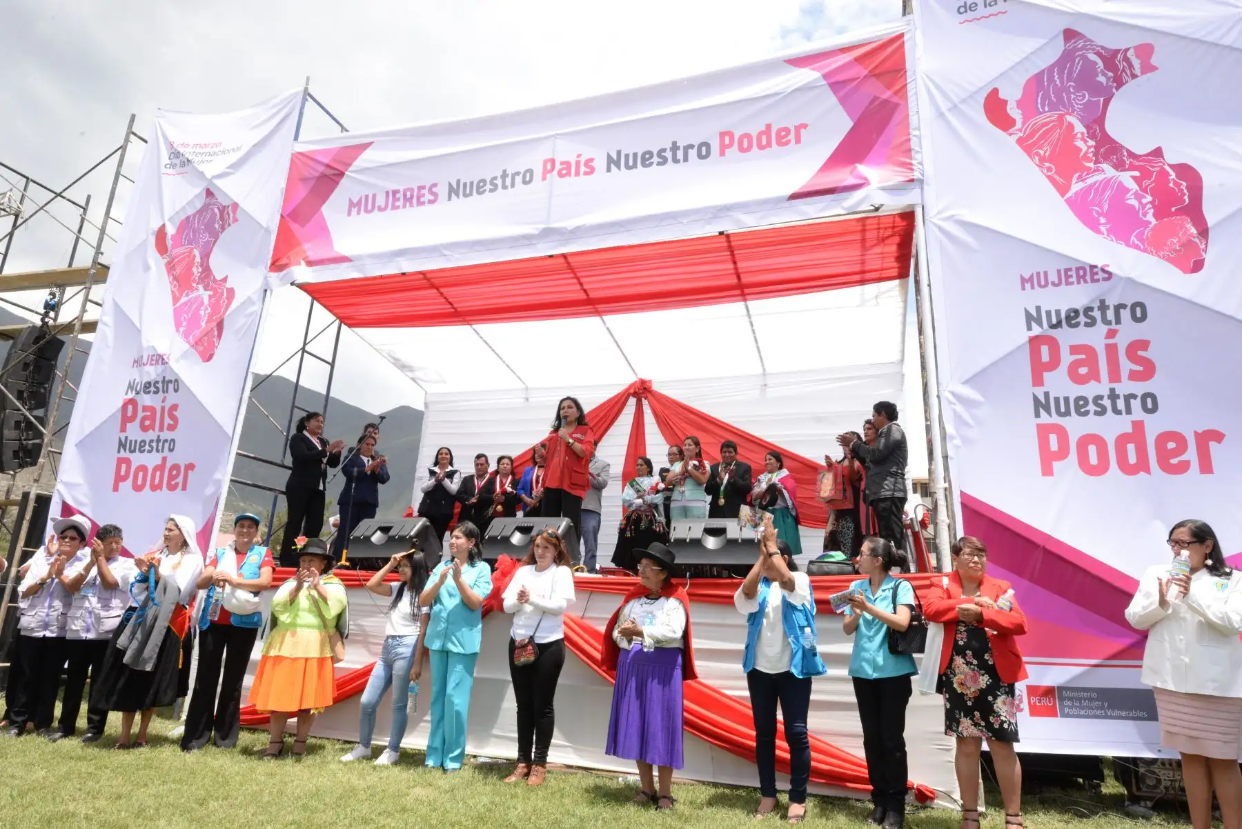 Ministra de la Mujer, Gloria Montenegro condecora a mujeres de Huánuco por los logros en la igualdad de genero.
Foto: MIMP