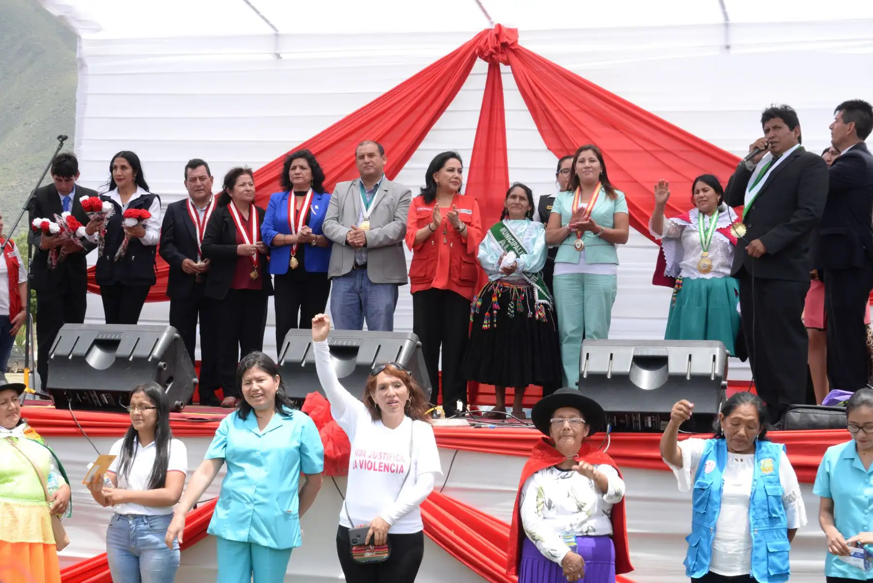 Ministra de la Mujer, Gloria Montenegro condecora a mujeres de Huánuco por los logros en la igualdad de genero.
Foto: MIMP