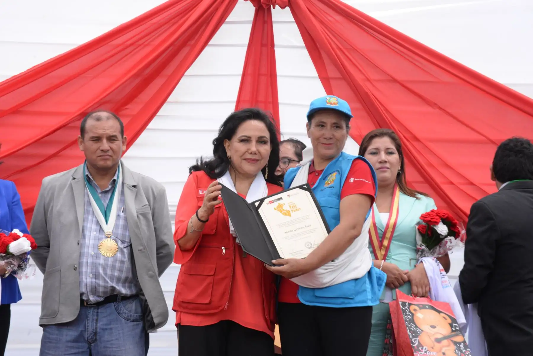Ministra de la Mujer, Gloria Montenegro condecora a mujeres de Huánuco por los logros en la igualdad de genero.
Foto: MIMP