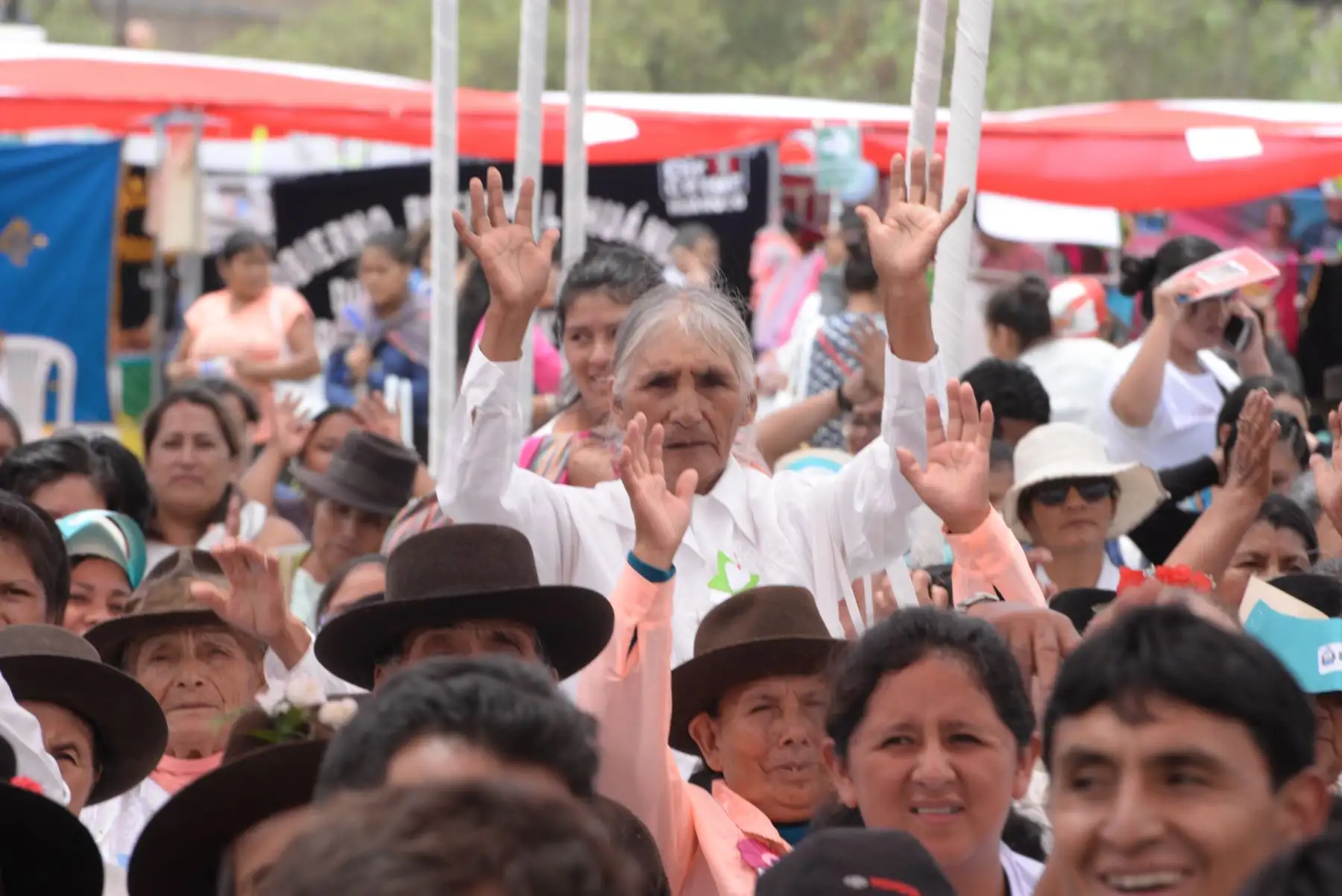 Ministra de la Mujer, Gloria Montenegro condecora a mujeres de Huánuco por los logros en la igualdad de genero.
Foto: MIMP