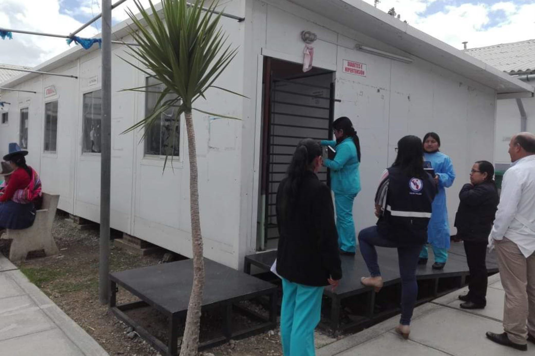 El hospital Víctor Ramos Guardia de Huaraz, a través de su Comité de Prevención, Tratamiento y Control del Coronavirus, implementó ambientes de aislamiento para casos sospechosos de esta enfermedad que registra un primer caso confirmado en el Perú.