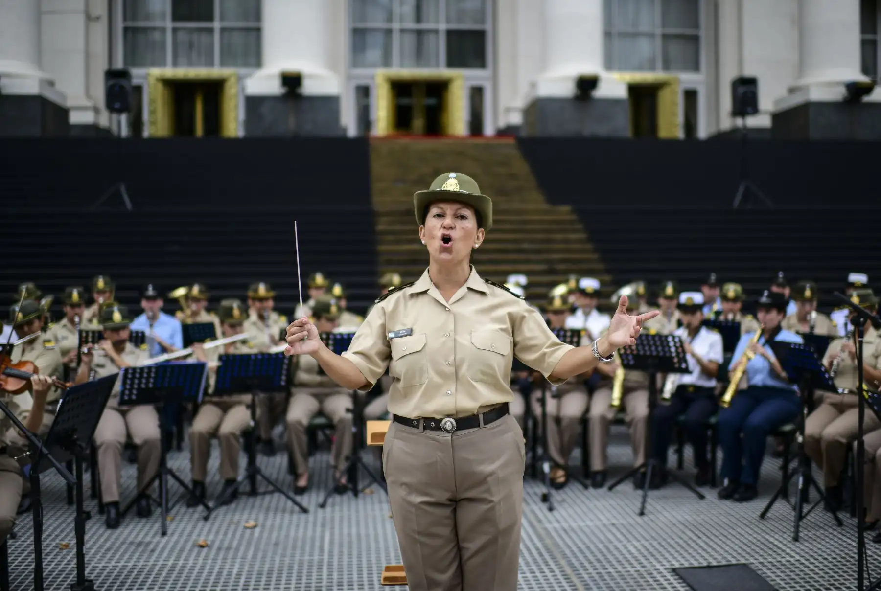 Una mujer militar dirige la orquesta de mujeres de las Fuerzas Armadas de Argentina durante su presentación en el marco del Día de la Mujer en Buenos Aires.
Foto: AFP