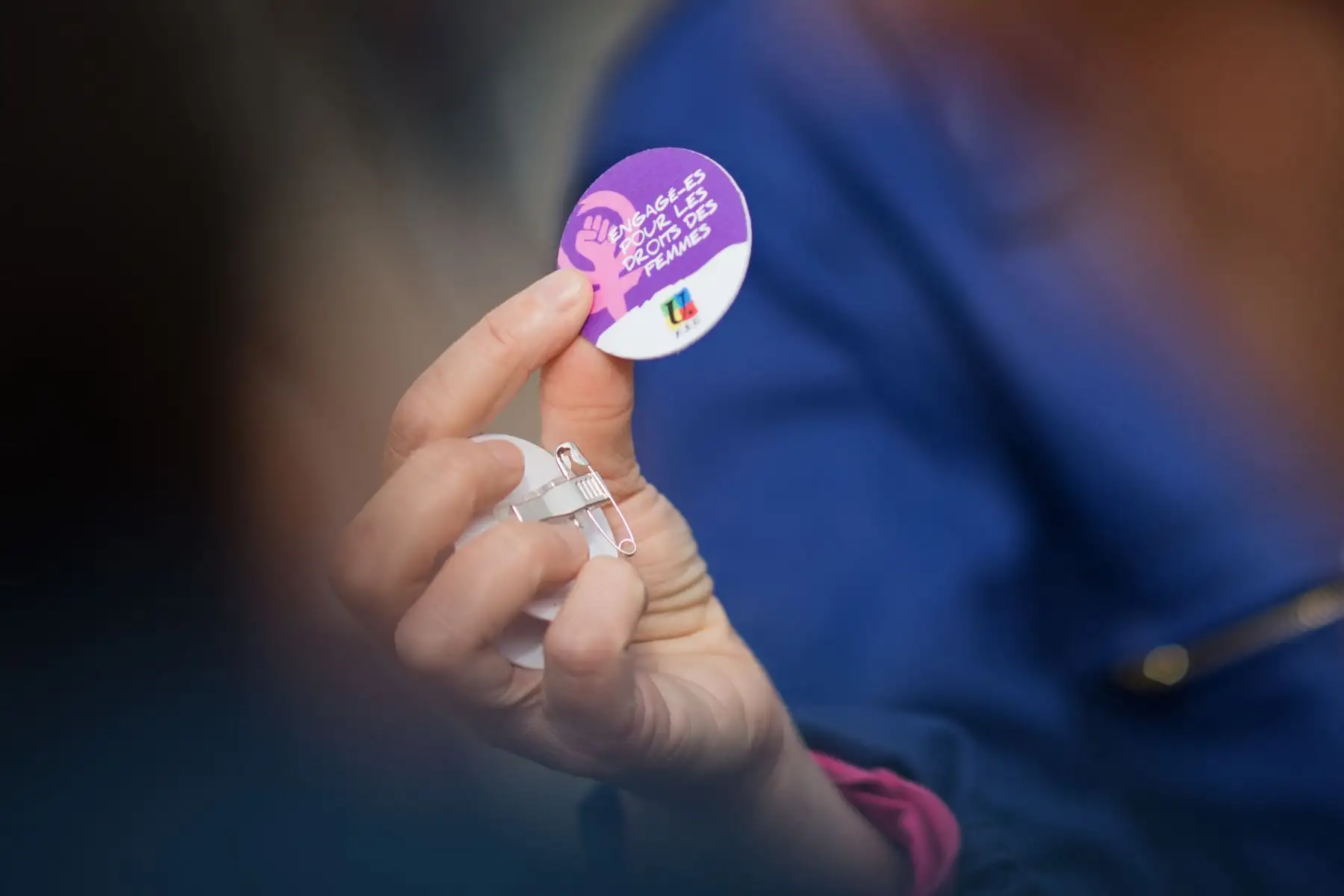 Una mujer sostiene una placa que dice "Involucrados en los derechos de las mujeres" cuando las mujeres se manifiestan contra la reforma de las pensiones en Nantes, un día antes del día internacional de la mujer.
Foto: AFP