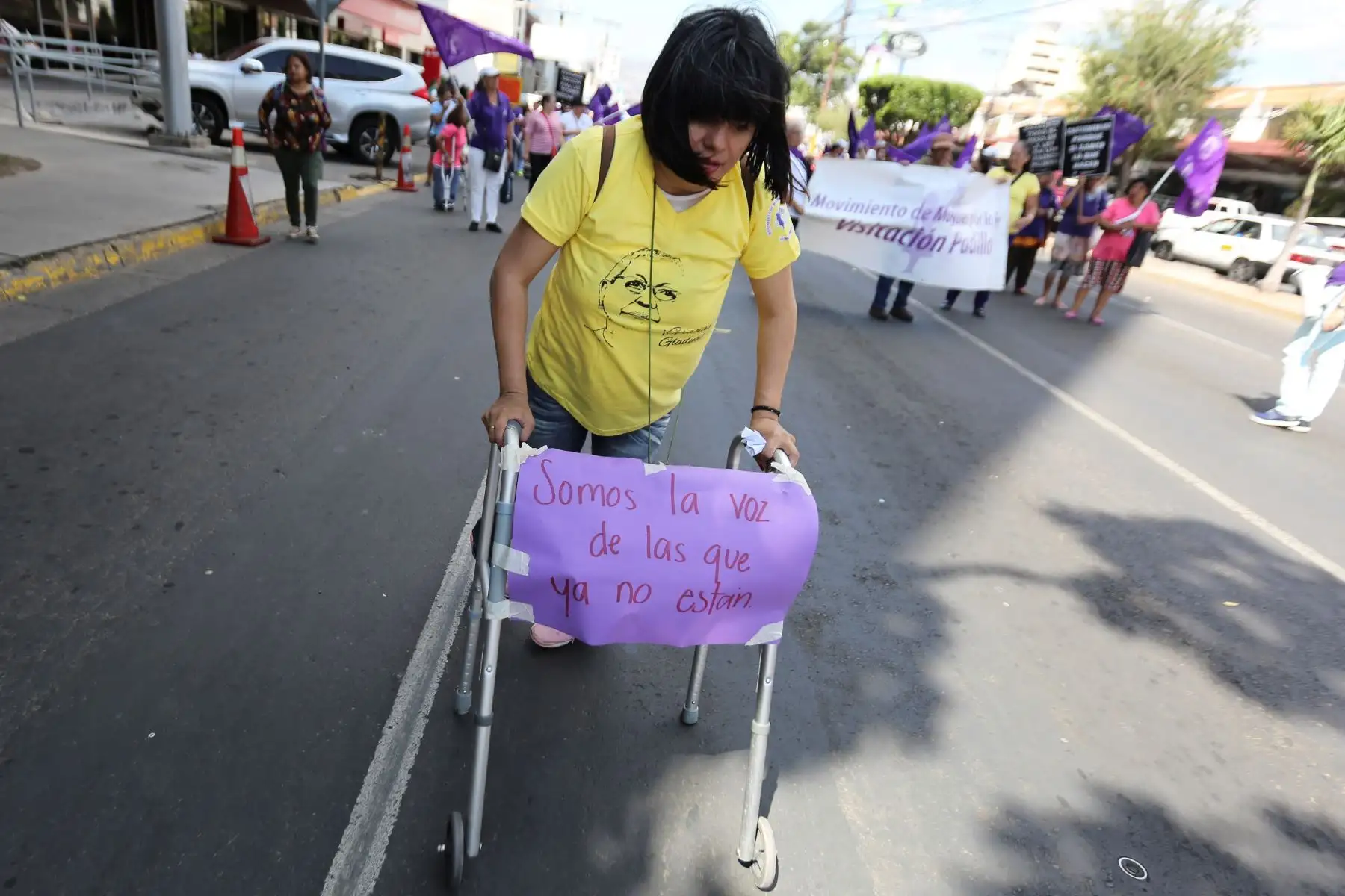 Una mujer con caminador participa de la marcha de organizaciones feministas que llegan a protestar a las instalaciones del Ministerio Publico en Tegucigalpa (Honduras). 
Foto: EFE
