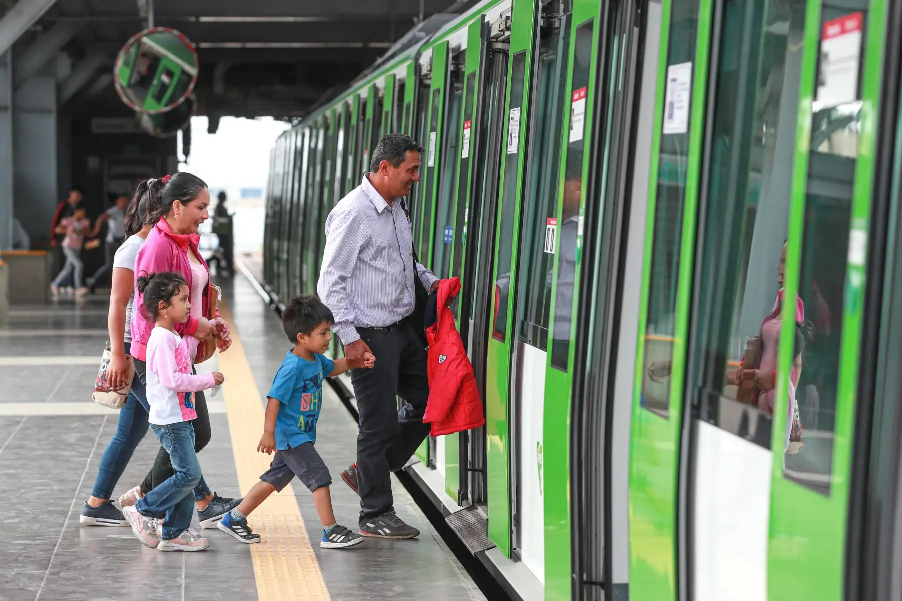 María Ferrer  maneja impecable el vehículo eléctrico, llevando la responsabilidad de miles de vidas cada día, la mujer de 31 años rompe con los clichés machistas que campean en la sociedad peruana.
Foto: MTC