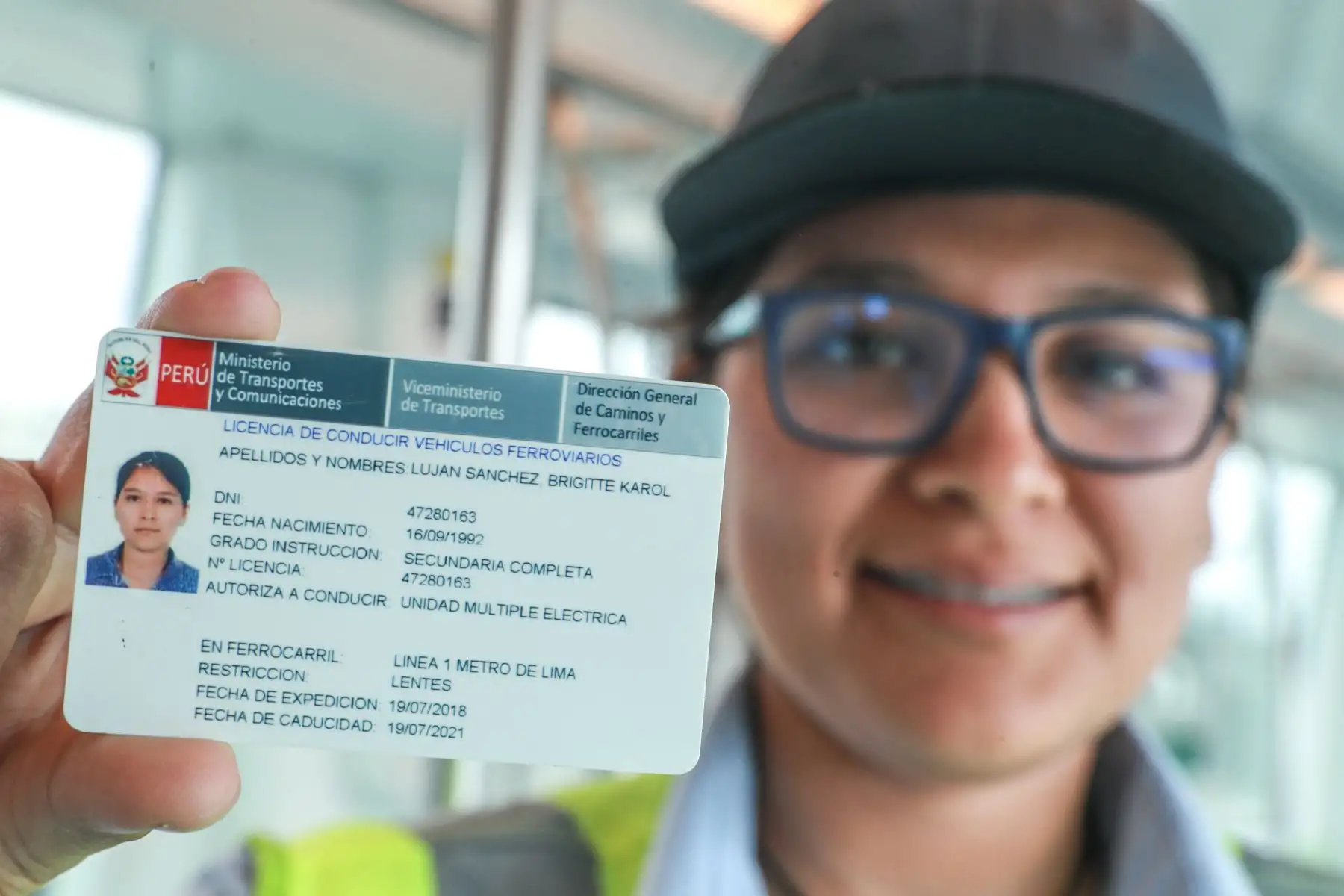 Hace casi ocho años Brigitte Luján  ingresó a laborar en la Línea 1 del Metro de Lima.Fue escalando posiciones desde orientadora, pasando por agente de estación, hasta lograr su puesto como conductora del tren, labor que desempeña por más de un quinquenio.
Foto: MTC