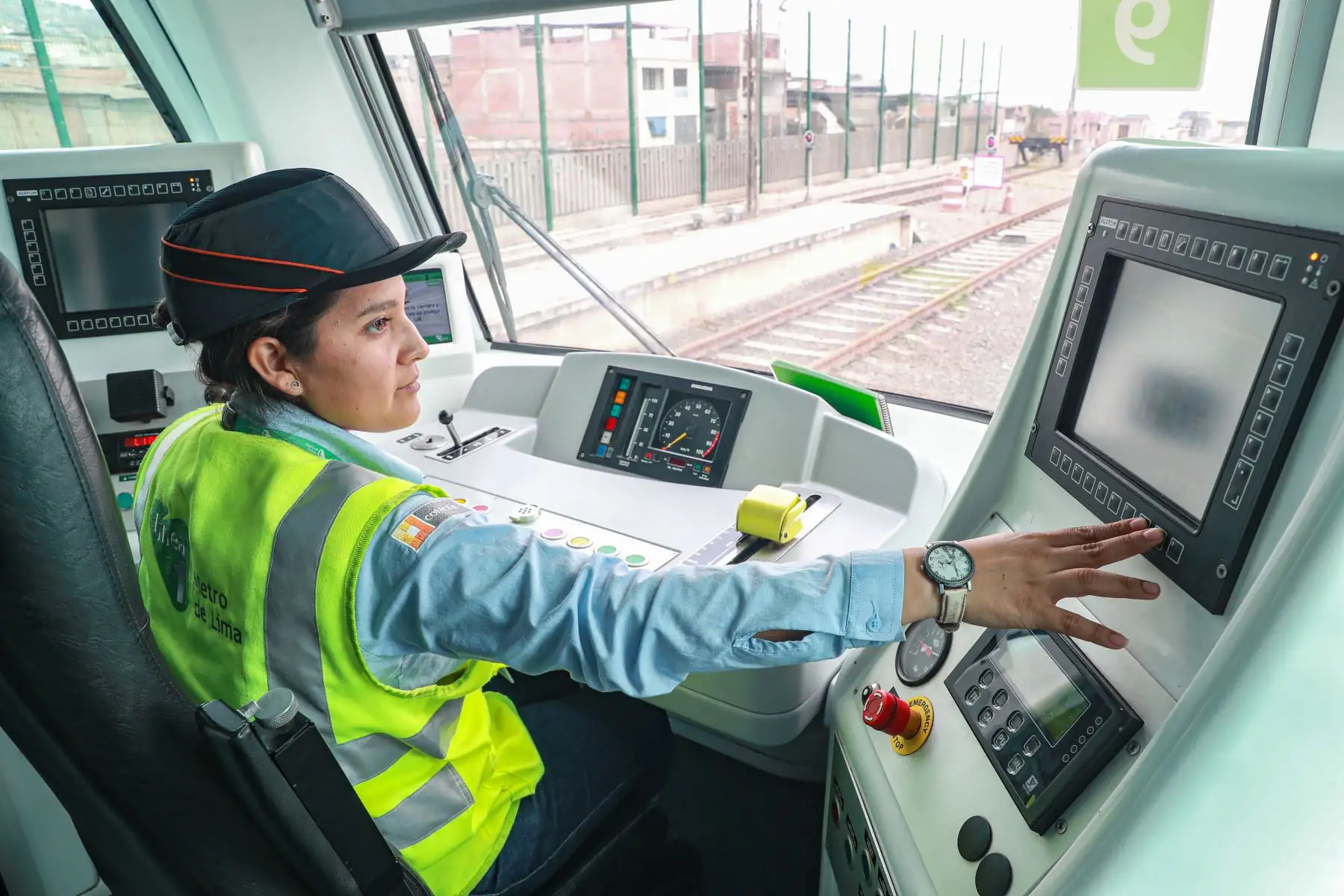 Brigitte Luján es parte del equipo de conductoras y trabajadoras de la Línea del 1 Metro de Lima y Callao, administrado por el MTC. Las mujeres aportan más del 25% de la fuerza laboral del tren capitalino.
Foto: MTC