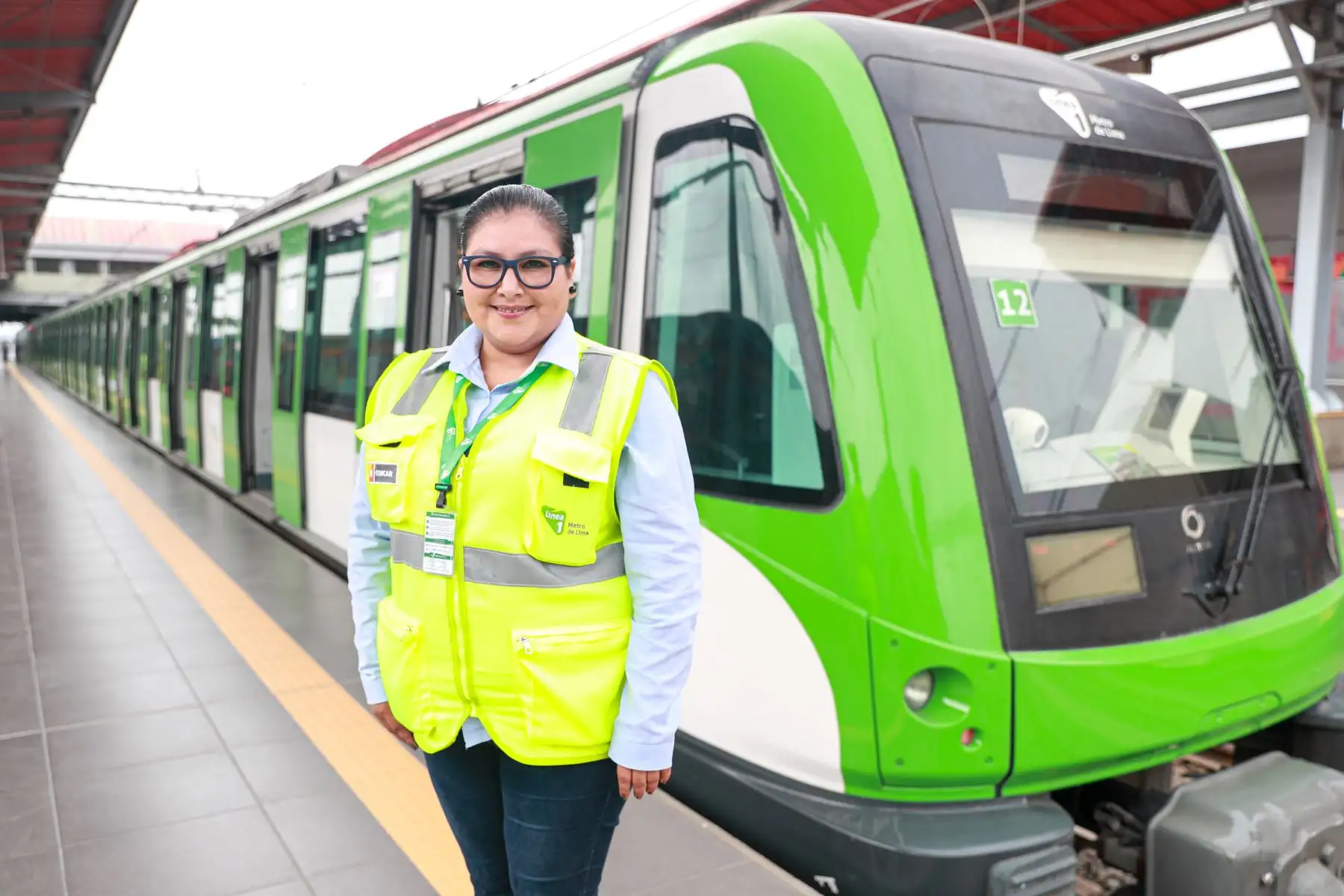 Hace casi ocho años María Ferrer Palomino ingresó a laborar en la Línea 1 del Metro de Lima.Fue escalando posiciones desde orientadora, pasando por agente de estación, hasta lograr su puesto como conductora del tren, labor que desempeña por más de un quinquenio.
Foto: MTC