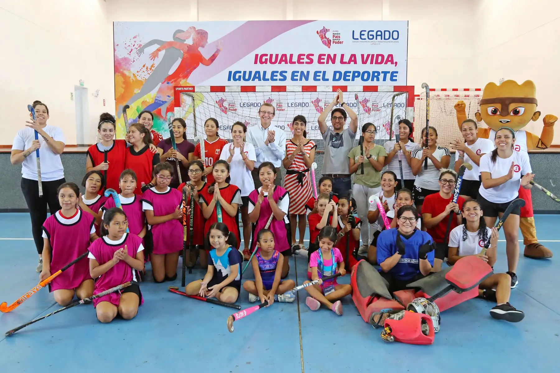 Lima 2019:Legado de los Juegos realizó exhibición-taller de Hockey en el marco de la campaña "Iguales en la Vida Iguales en el Deporte.
Foto:Difusión Lima 2019