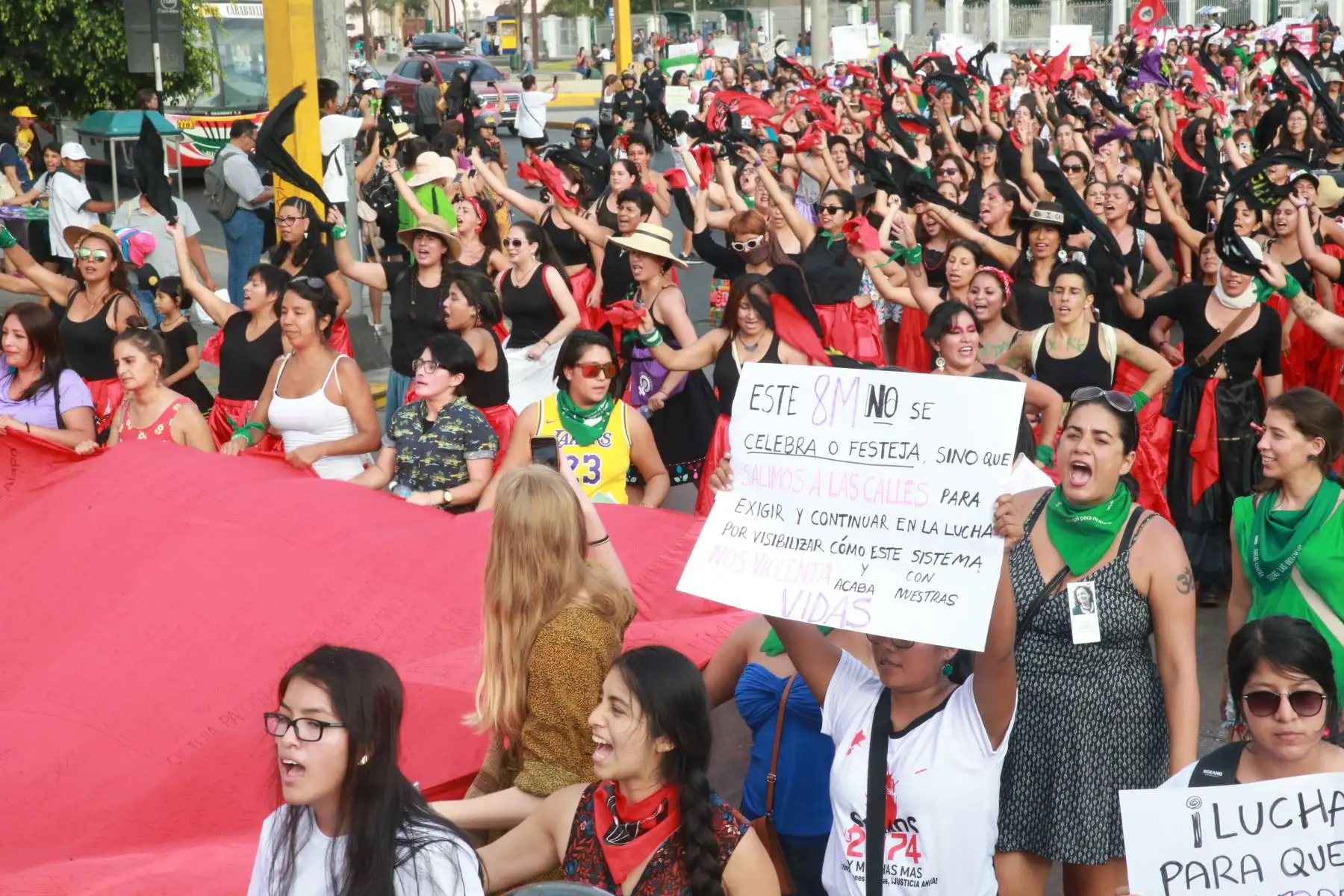 Marcha de Mujeres "Trabajadoras Si, Explotadas 
 y Violentadas No".En el marco de las Celebraciones por el Día Internacional de la Mujer en el centro de Lima. Foto: ANDINA/Jhony Laurente