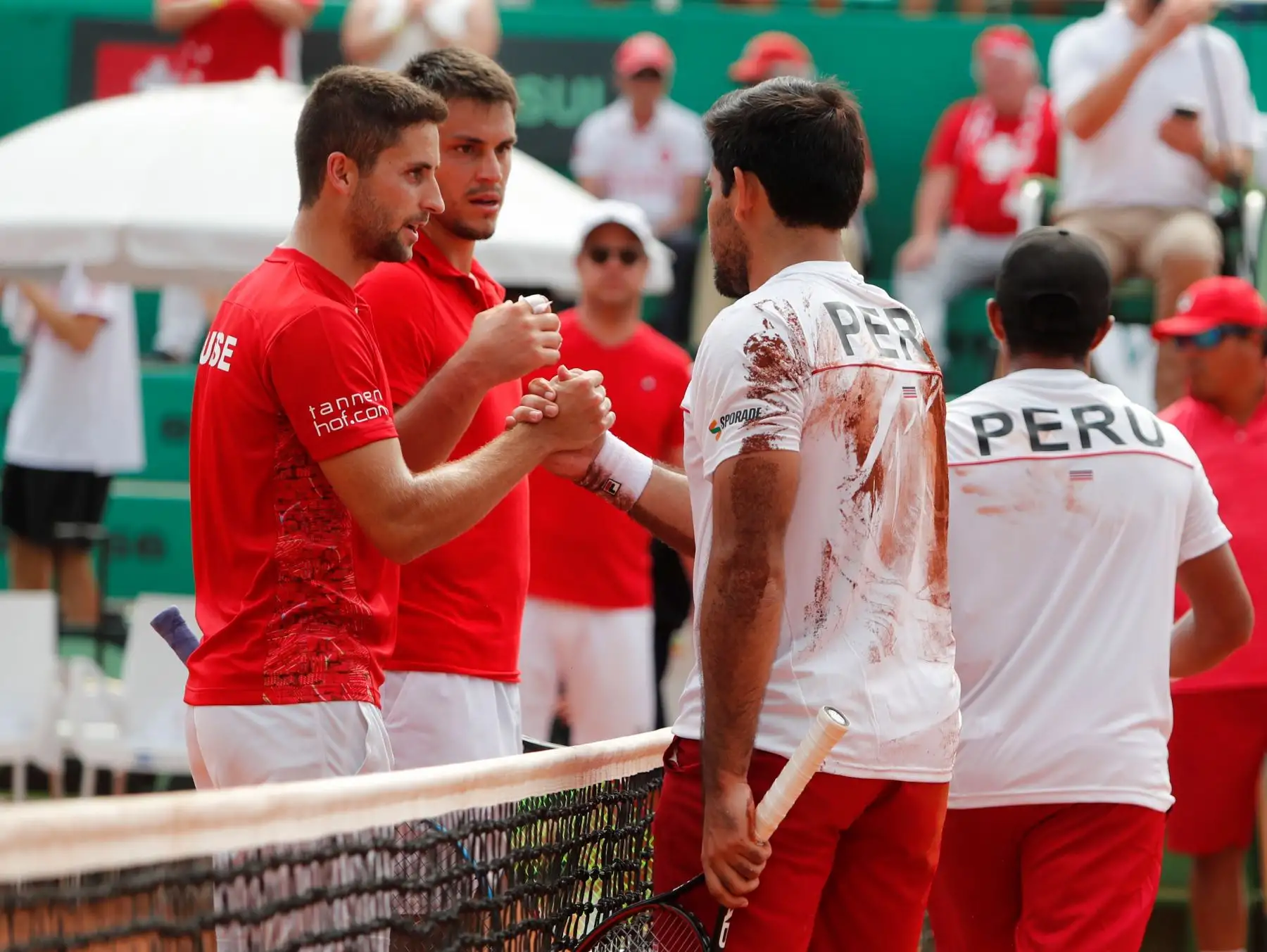 Los tenistas peruanos Sergio Galdos (2d) y Jorge Panta (d) saludan a la dupla suiza Sandro Ehrat (i) y Luca Margaroli (2i), durante un partido por los Play Off del Grupo mundial I de la Copa Davis entre Perú y Suiza este sábado, en el estadio Hermanos Buse de la ciudad de Lima (Perú). Foto: EFE