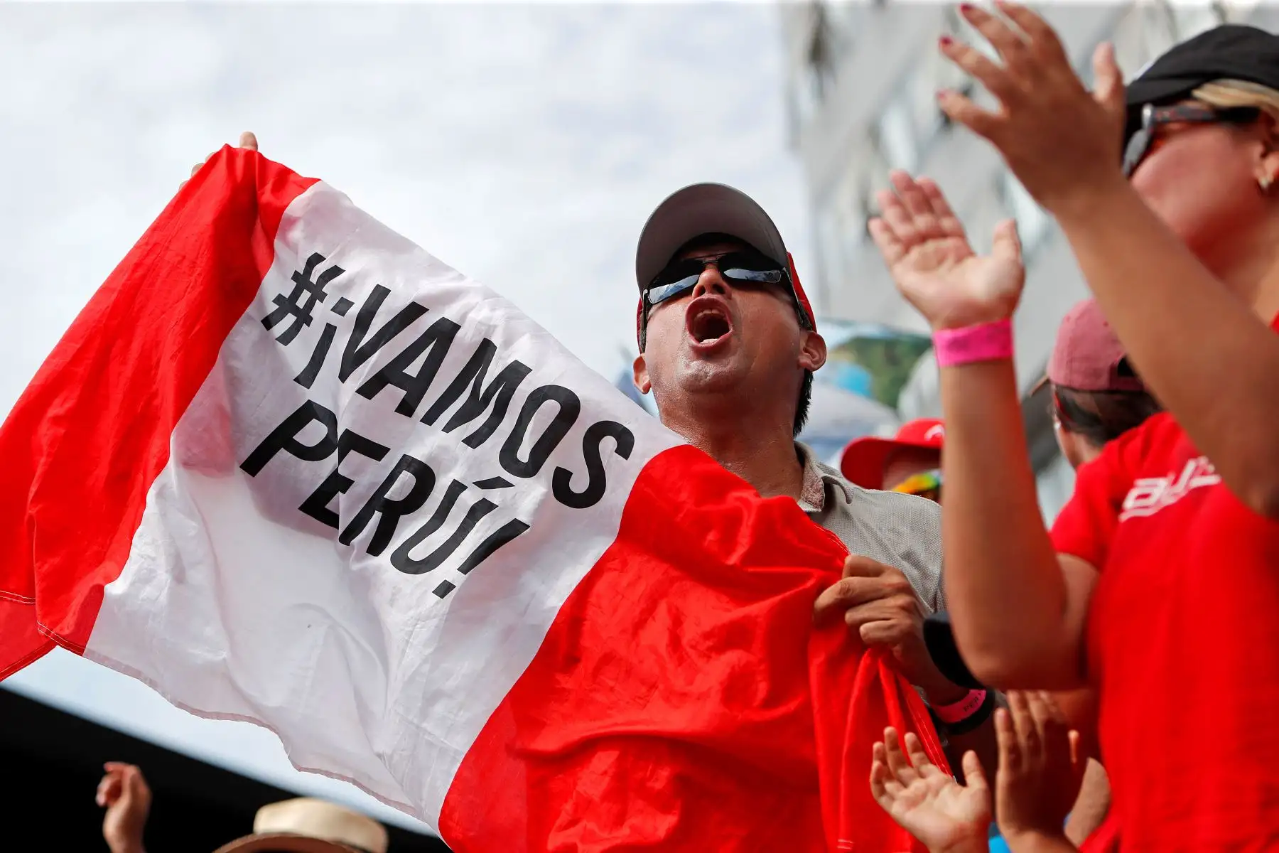 Un fanático peruano anima durante el partido entre la dupla de tenistas peruanos Sergio Galdos y Jorge Panta contra la dupla suiza Sandro Ehrat y Luca Margaroli, por los Play Off del Grupo mundial I de la Copa Davis entre Perú y Suiza este sábado, en el estadio Hermanos Buse de la ciudad de Lima (Perú). EFE