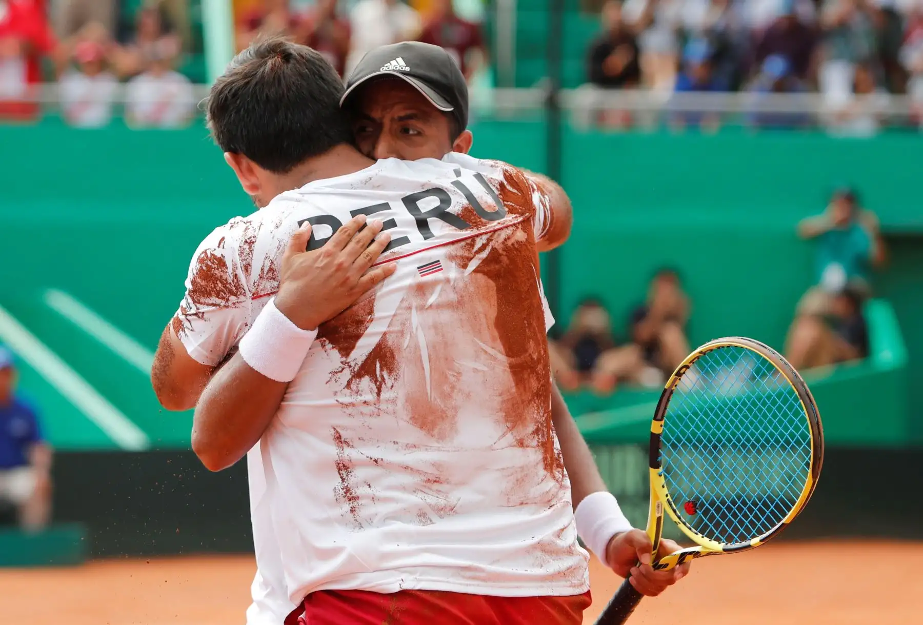 Los tenistas peruanos Sergio Galdos (i) y Jorge Panta (d) celebran contra la dupla suiza Sandro Ehrat y Luca Margaroli, durante un partido por los Play Off del Grupo mundial I de la Copa Davis entre Perú y Suiza este sábado, en el estadio Hermanos Buse de la ciudad de Lima (Perú). EFE