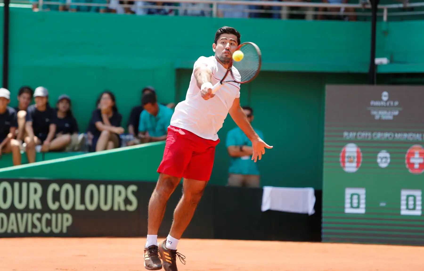 Los tenistas peruanos Sergio Galdos (foto) y Jorge Panta (fuera de cuadro) en acción contra la dupla suiza Sandro Ehrat y Luca Margaroli, durante un partido por los Play Off del Grupo mundial I de la Copa Davis entre Perú y Suiza este sábado, en el estadio Hermanos Buse de la ciudad de Lima (Perú). EFE