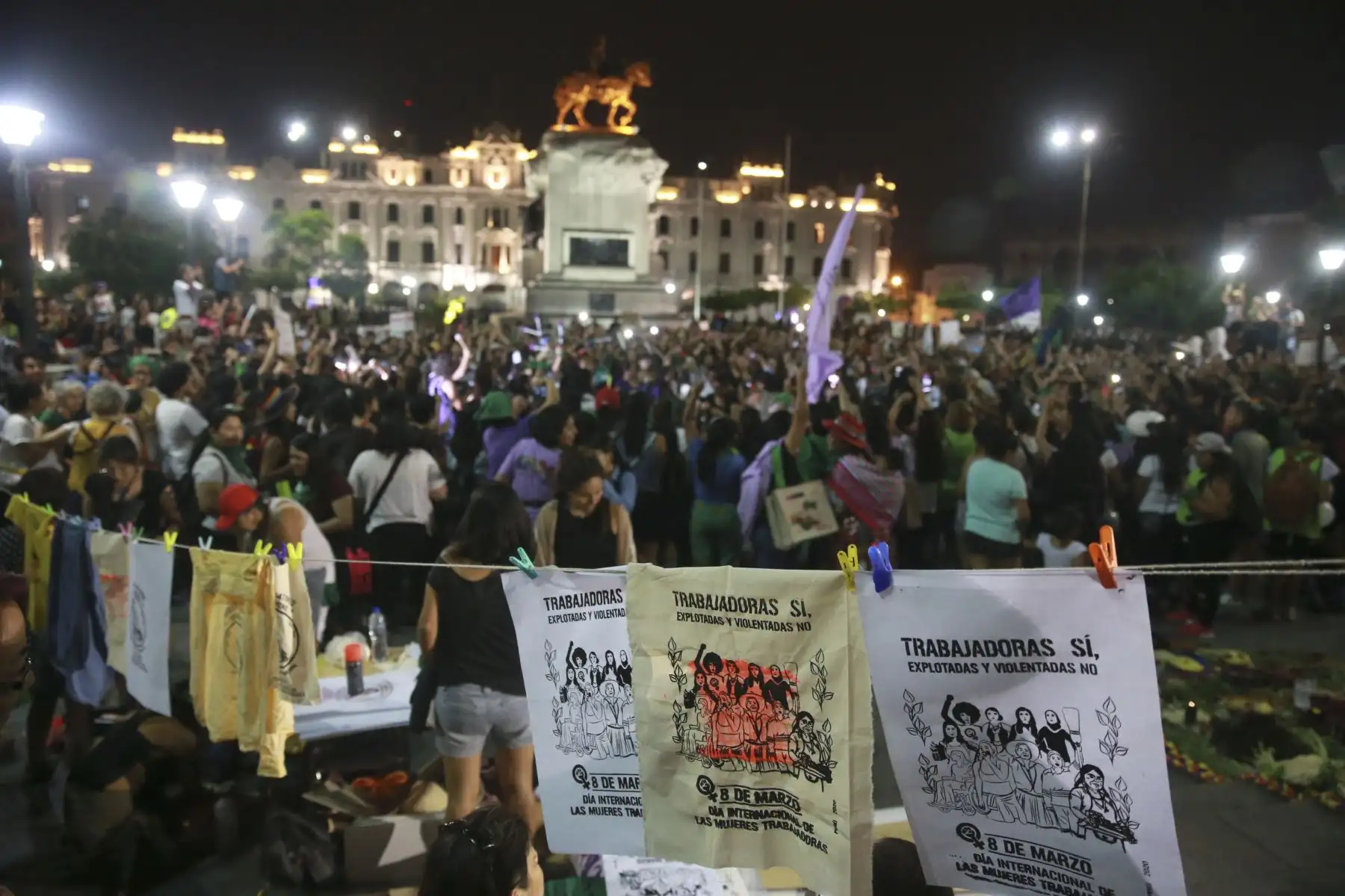 Marcha de Mujeres "Trabajadoras Si, Explotadas 
 y Violentadas No".En el marco de las Celebraciones por el Día Internacional de la Mujer en el centro de Lima. Foto: ANDINA/Jhony Laurente