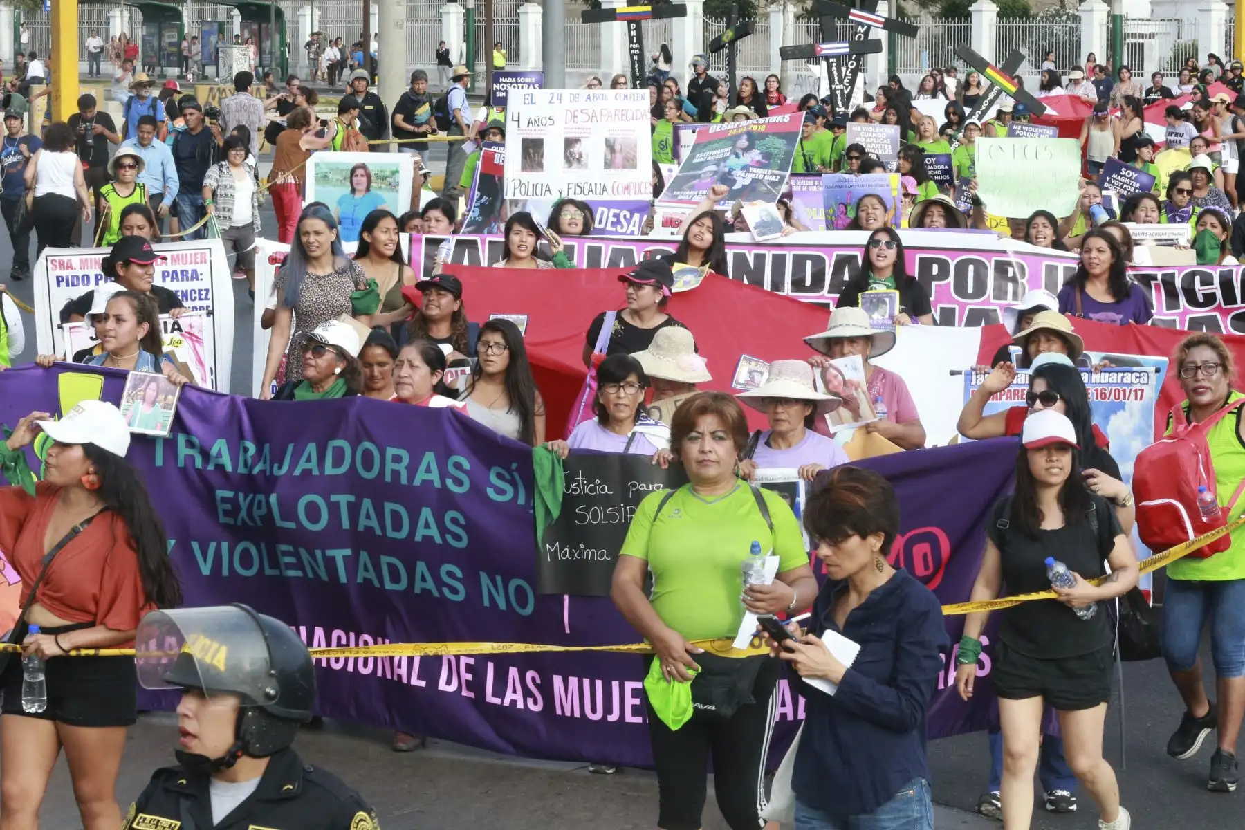Marcha de Mujeres "Trabajadoras Si, Explotadas 
 y Violentadas No".En el marco de las Celebraciones por el Día Internacional de la Mujer en el centro de Lima. Foto: ANDINA/Jhony Laurente