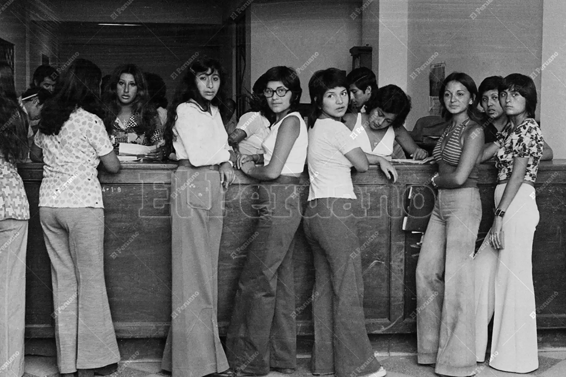 Lima - 3 marzo 1975 / La inscripción de mujeres para el servicio militar femenino fue masiva en las oficinas del Cercado y los concejos distritales. 
Foto: Archivo Histórico de El Peruano / Rolando Ángeles