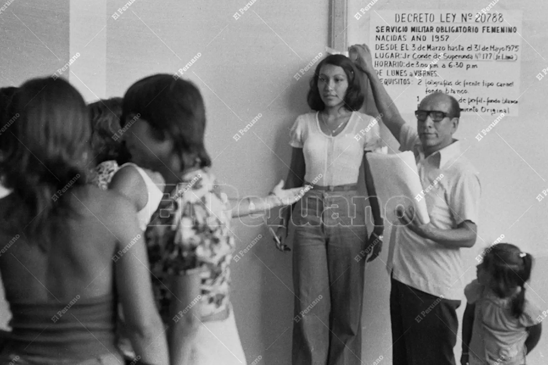 Lima - 3 marzo 1975 / El registro de las jóvenes para el servicio militar  incluía medida de talla. En la capital se inscribieron en una dependencia municipal del jirón Conde de Superunda. 
Foto Archivo Histórico de El Peruano / Rolando Ángeles