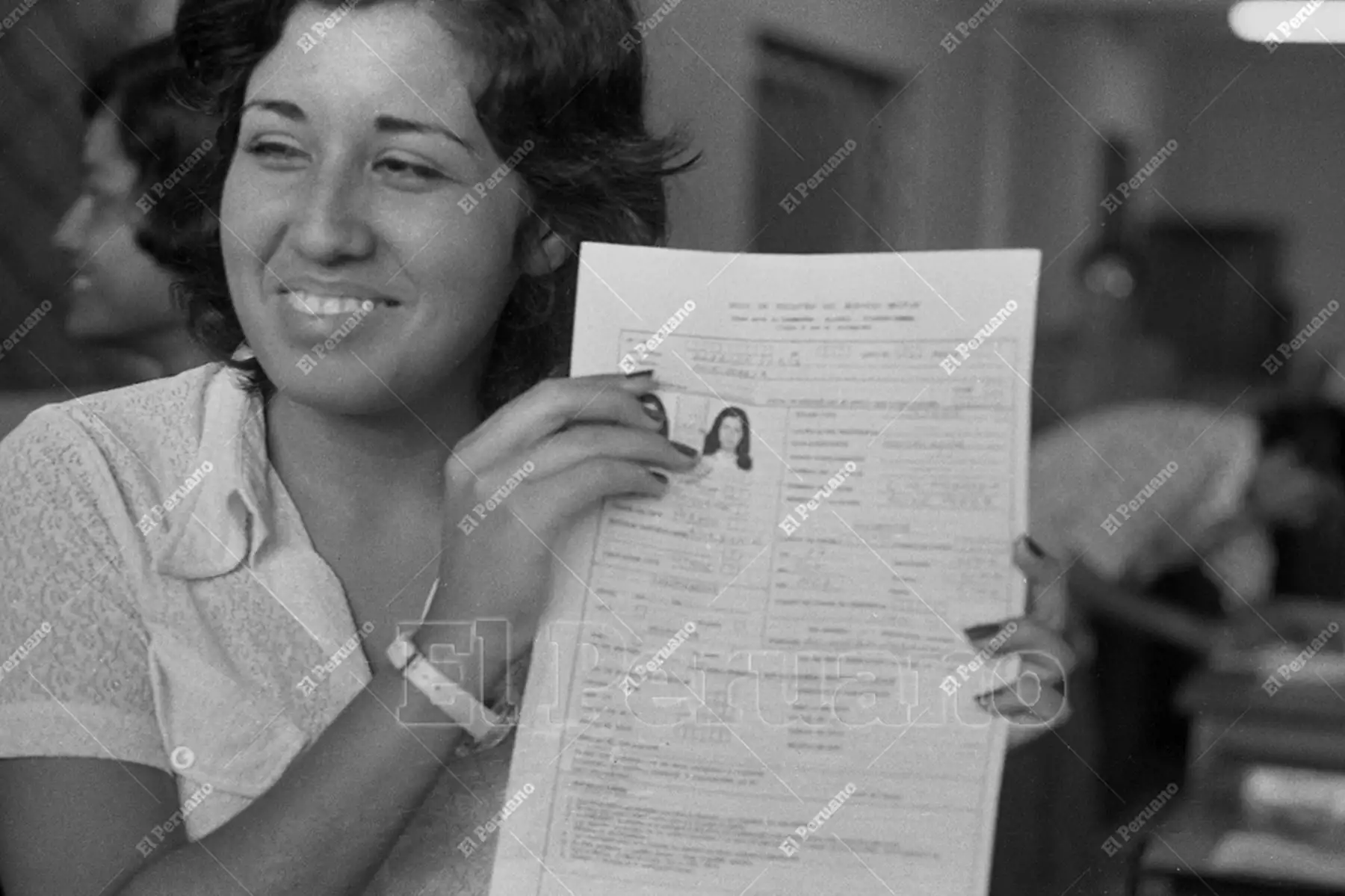 Lima - 3 marzo 1975 / Una joven muestra su boleta de inscripción luego de inscribirse para el servicio militar femenino.
 Foto: Archivo Histórico de El Peruano / Rolando Ángeles