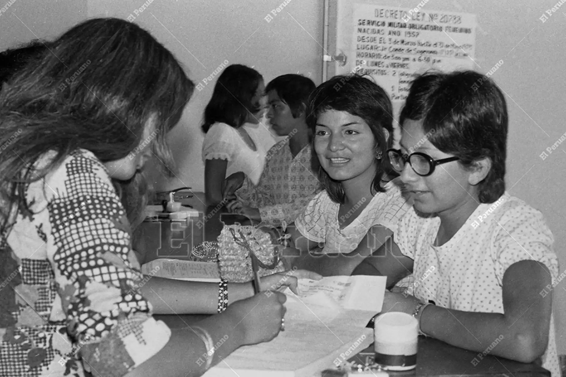 Lima - 3 marzo 1975 / Un grupo de jóvenes mujeres se inscribe para el servicio militar femenino. La inscripción es obligatoria para las nacidas en el año 1957.
Foto: Archivo El Peruano/Rolando Ángeles