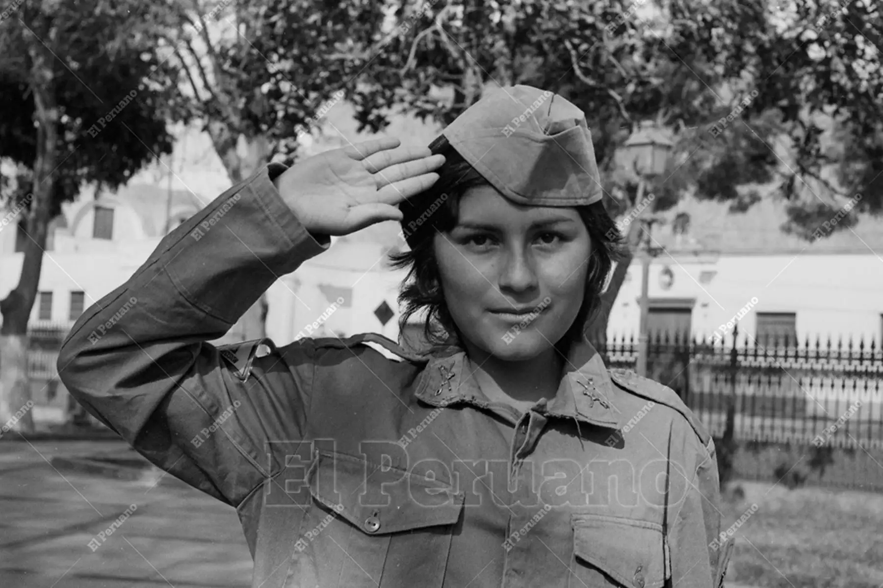 Lima - 3 marzo 1975 / Una joven nacida en 1957 posa con el saludo militar luego de cumplir con inscribirse para el servicio militar femenino. 
Foto: Archivo Historico de El Peruano / Rolando Ángeles
