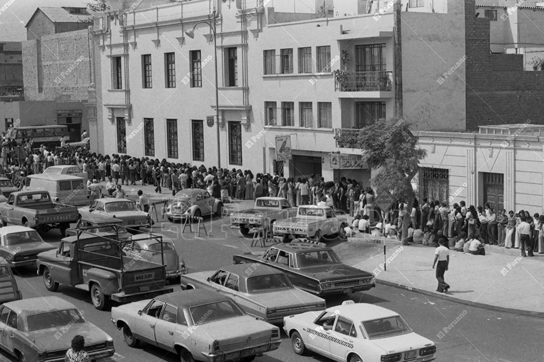 Lima - 2 mayo 1975 / La inscripción de mujeres para el servicio militar femenino fue masiva en las oficinas del Cercado y los concejos distritales. 
Foto: Archivo Histórico de El Peruano / Rómulo Luján