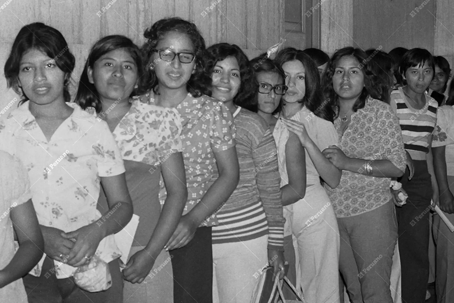 Lima - 2 mayo 1975 / La inscripción de jóvenes para el servicio militar femenino fue masiva en las oficinas del Cercado.Todas las mujeres nacidas en el año 1957 tienen la obligación de inscribirse. 
Foto: Archivo Histórico de El Peruano / Rómulo Luján