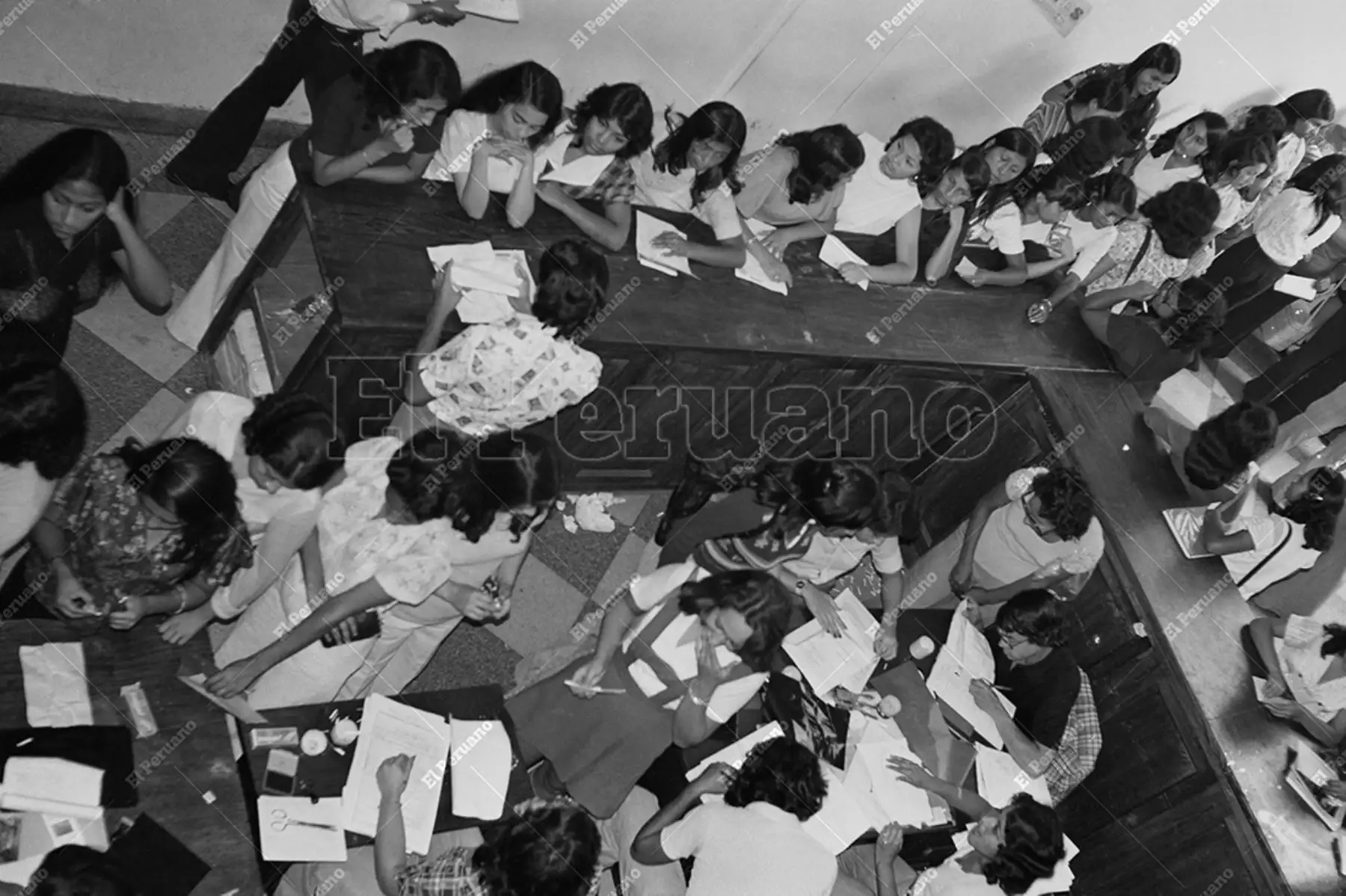 Lima - 2 mayo 1975 / La inscripción de jóvenes para el servicio militar femenino fue masiva en las oficinas del Cercado.Todas las mujeres nacidas en el año 1957 tienen la obligación de inscribirse. 
Foto: Archivo Histórico de El Peruano / Rómulo Luján