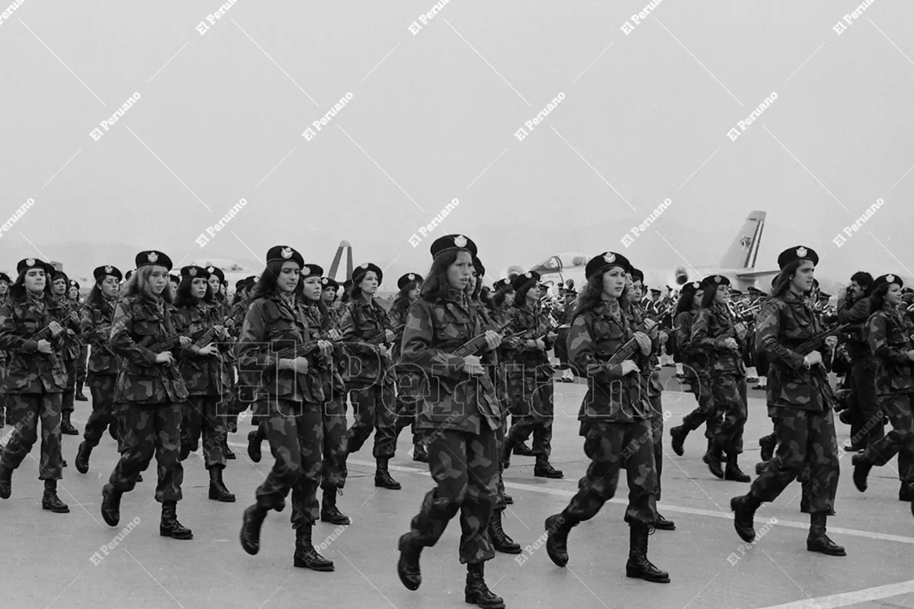 Lima - 23 julio 1975 / El primer batallón de voluntarias que conforman el Agrupamiento Terrestre de la Fuerza del Perú (FAP) desfila en Las Palmas por el Día de la Aviación Militar. 
Foto Archivo Histórico El Peruano / Bernabé Wong