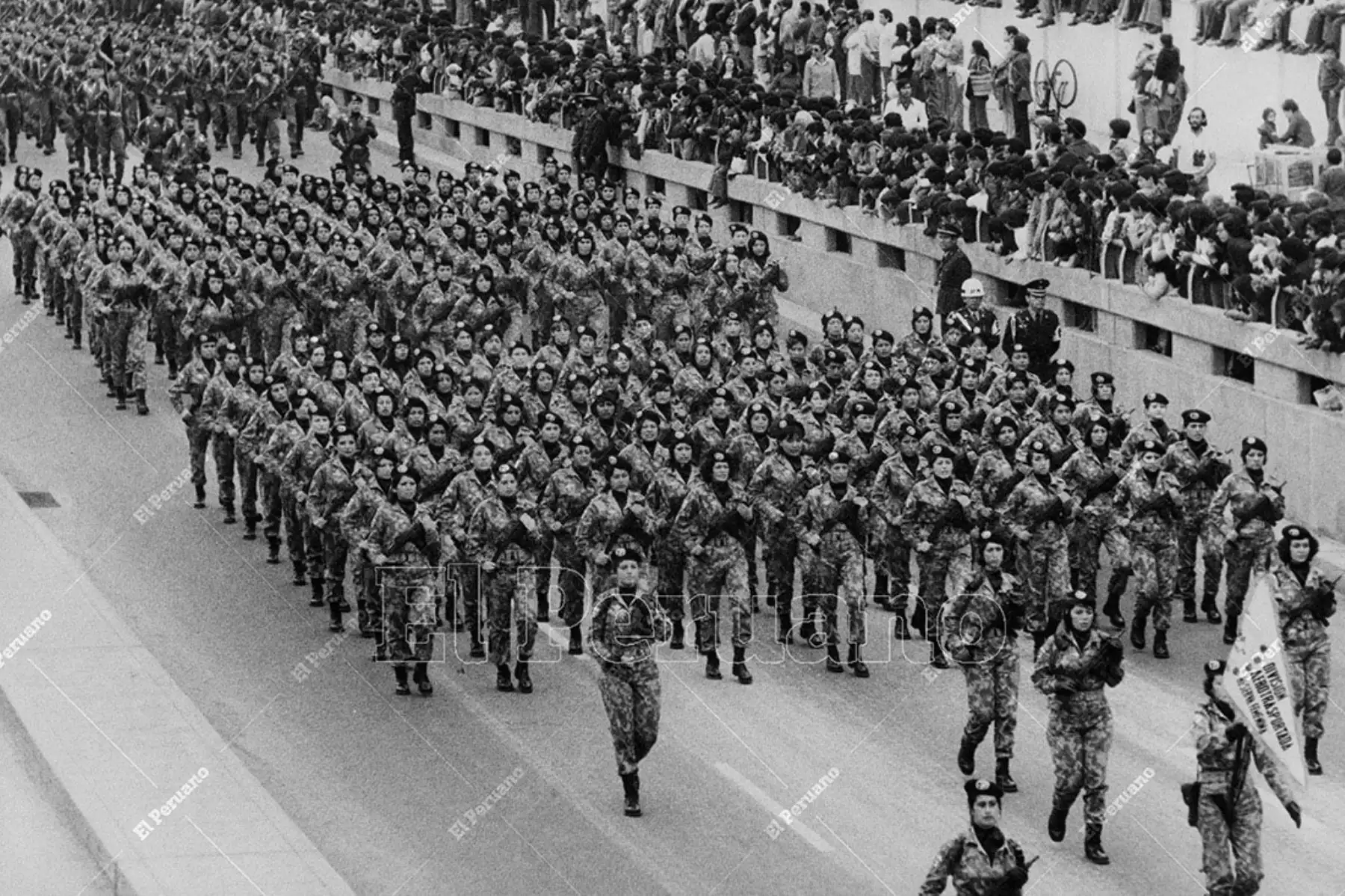 Lima - 29 julio de 1975 / Un batallón de mujeres de la División Aerotransportada del Ejército hace su paso en la Gran Parada Militar por el aniversario de la Independencia del Perú. 
Foto Archivo Histórico de EL PERUANO / Bernabé Wong