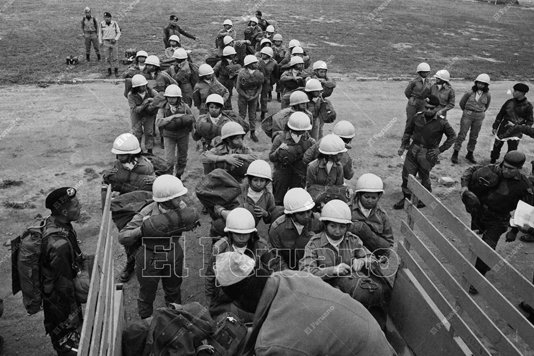 Lima - 21 setiembre 1975 / Mujeres paracaidistas de la primera promoción femenina de la División Aerotransportada del Ejército. 
Foto: Archivo Histórico de El Peruano / Norman Córdova