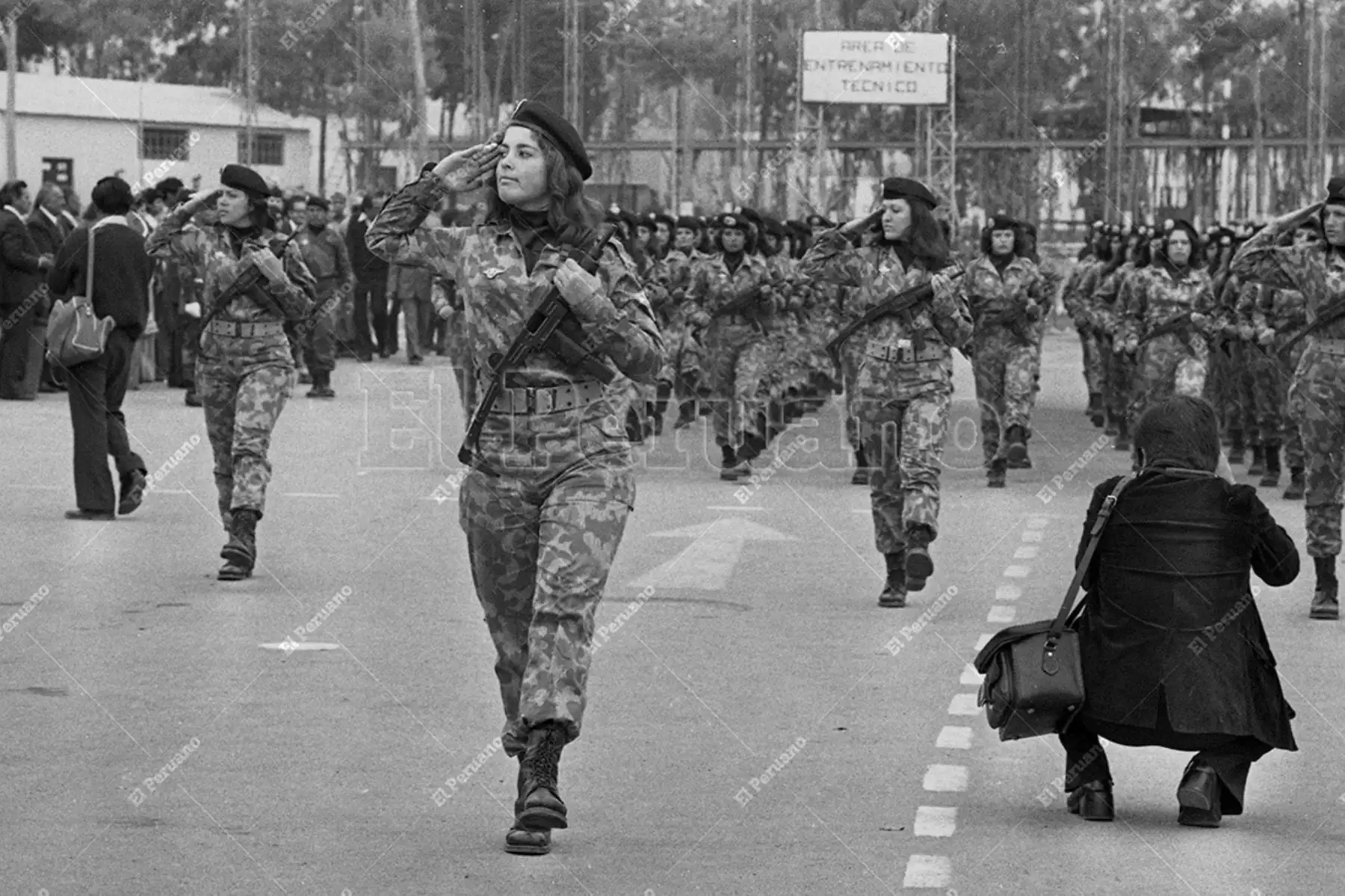 Lima - 26 setiembre 1975 / Desfile de graduación de la primera promoción de mujeres paracaidistas de la División Aerotransportada del Ejército. Foto Archivo Histórico de El Peruano.
Foto: Archivo Histórico de El Peruano / Rolando Ángeles