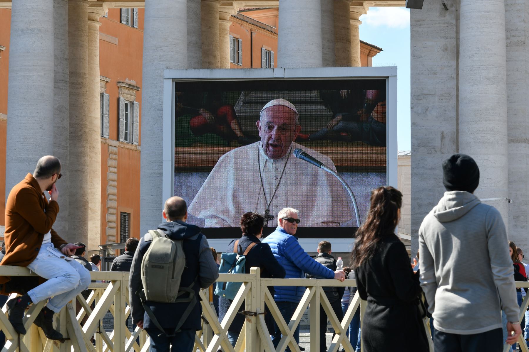 El papa Francisco manifestó este domingo "su cercanía" con los enfermos de coronavirus en su primer rezo dominical por streaming, tras lo cual se asomó a la ventana para impartir la bendición.