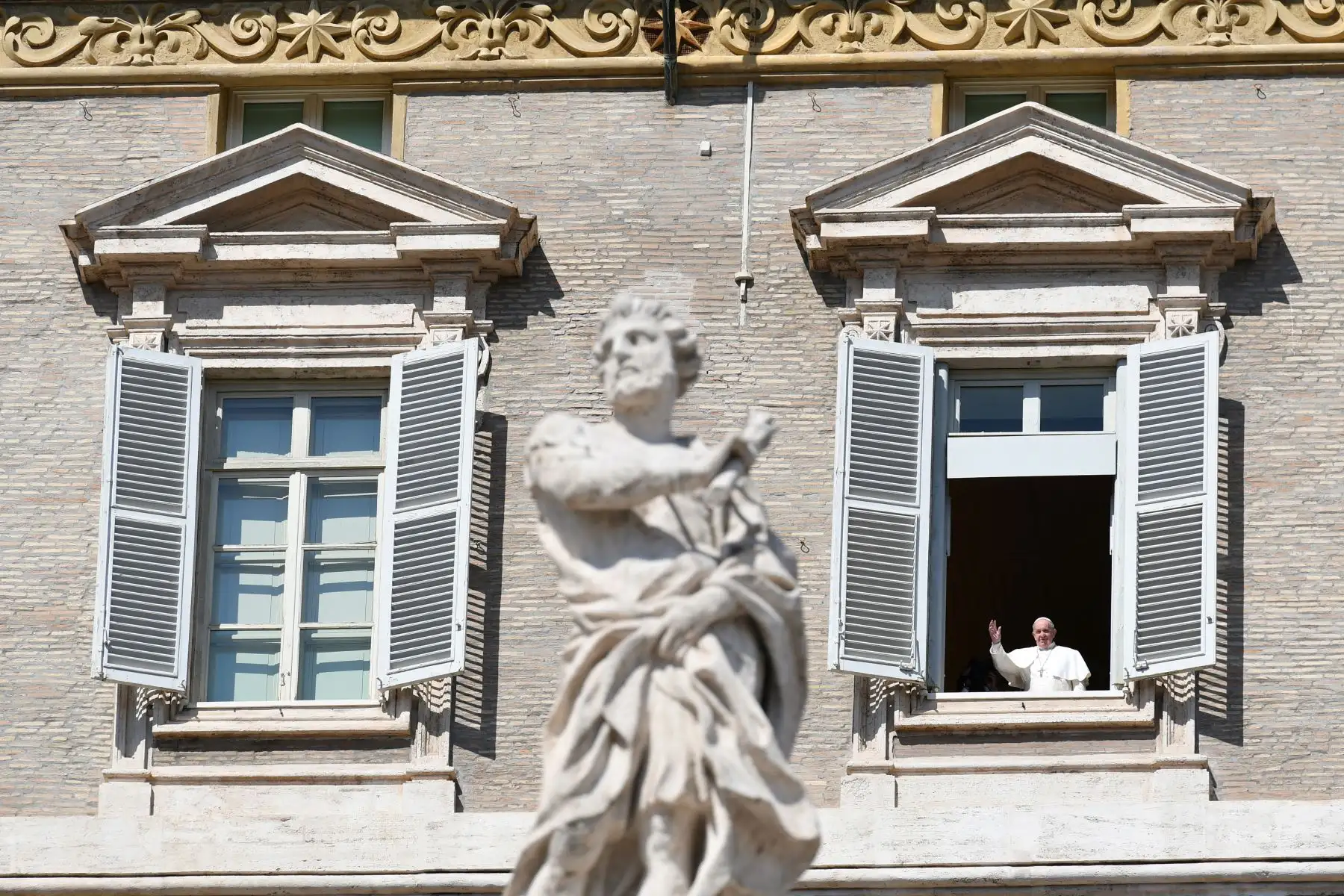 El Papa Francisco saluda a los fieles desde su ventana después de la transmisión en vivo de su oración del Ángelus dominical en el Vaticano, luego de que millones de personas fueron puestas en cuarentena forzada en el norte de Italia cuando el gobierno aprobó medidas drásticas en un intento de detener la propagación del brote de COVID-19.
Foto: AFP