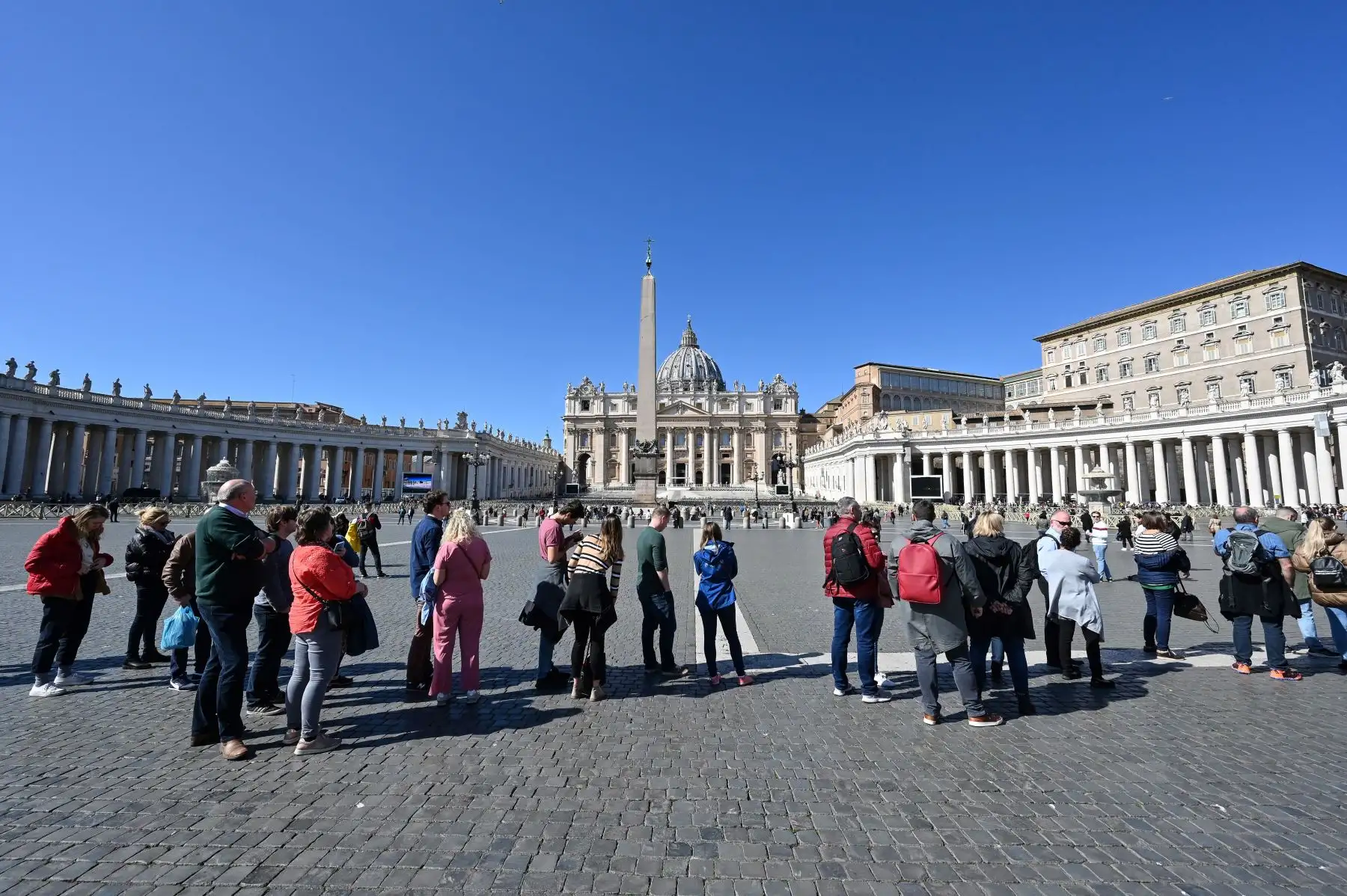 El Papa Francisco saluda a los fieles desde su ventana después de la transmisión en vivo de su oración del Ángelus dominical en el Vaticano, luego de que millones de personas fueron puestas en cuarentena forzada en el norte de Italia cuando el gobierno aprobó medidas drásticas en un intento de detener la propagación del brote de COVID-19.
Foto: AFP