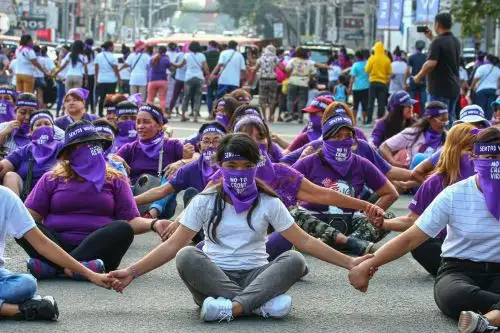 Las mujeres Filipinas realizan una manifestación de protesta durante la celebración del Día Internacional de la Mujer en Manila. Foto: AFP
