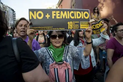 Calles y plazas de Santiago, Chile, son abarrotadas por masiva marcha en el Día Internacional de la Mujer. Foto: AFP