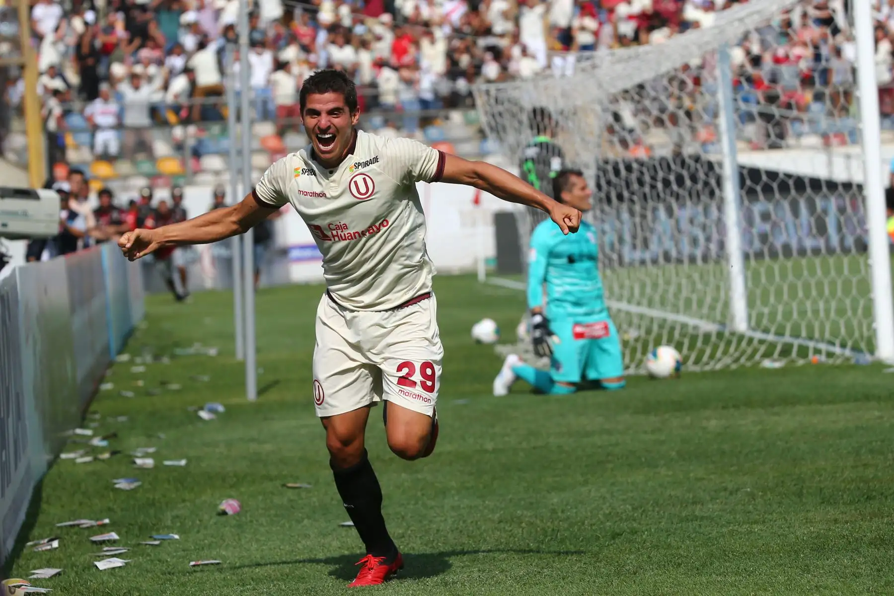 El futbolista Aldo Corzo de Universitario de Deportes celebra el gol ante Alianza Lima durante el clásico del futbol peruano Liga 1 por el Torneo Apertura en el estadio Monumental.
Foto:ANDINA/Jhony Laurente