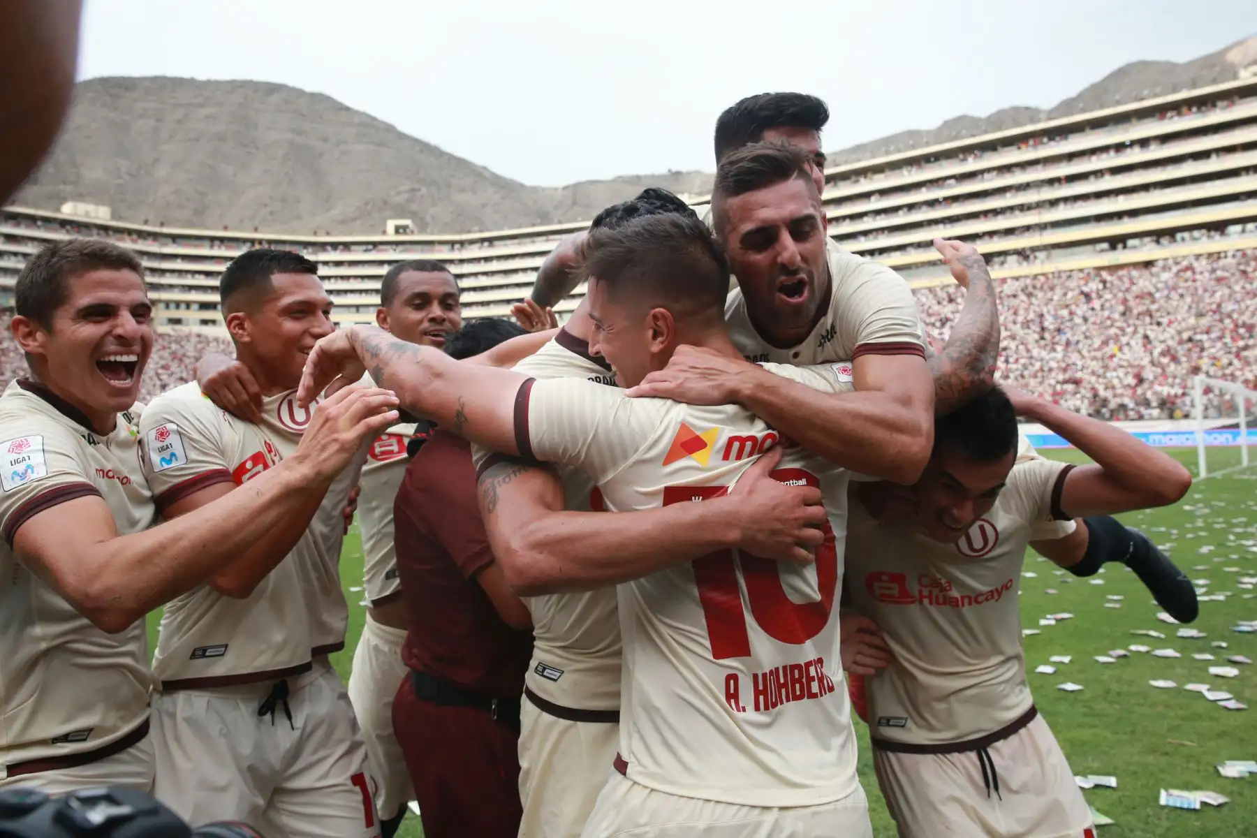 Universitario de deportes celebra el triunfo ante Alianza Lima  durante el clásico del futbol peruano Liga 1 por el Torneo Apertura en el estadio Monumental.
Foto:ANDINA/Jhony Laurente