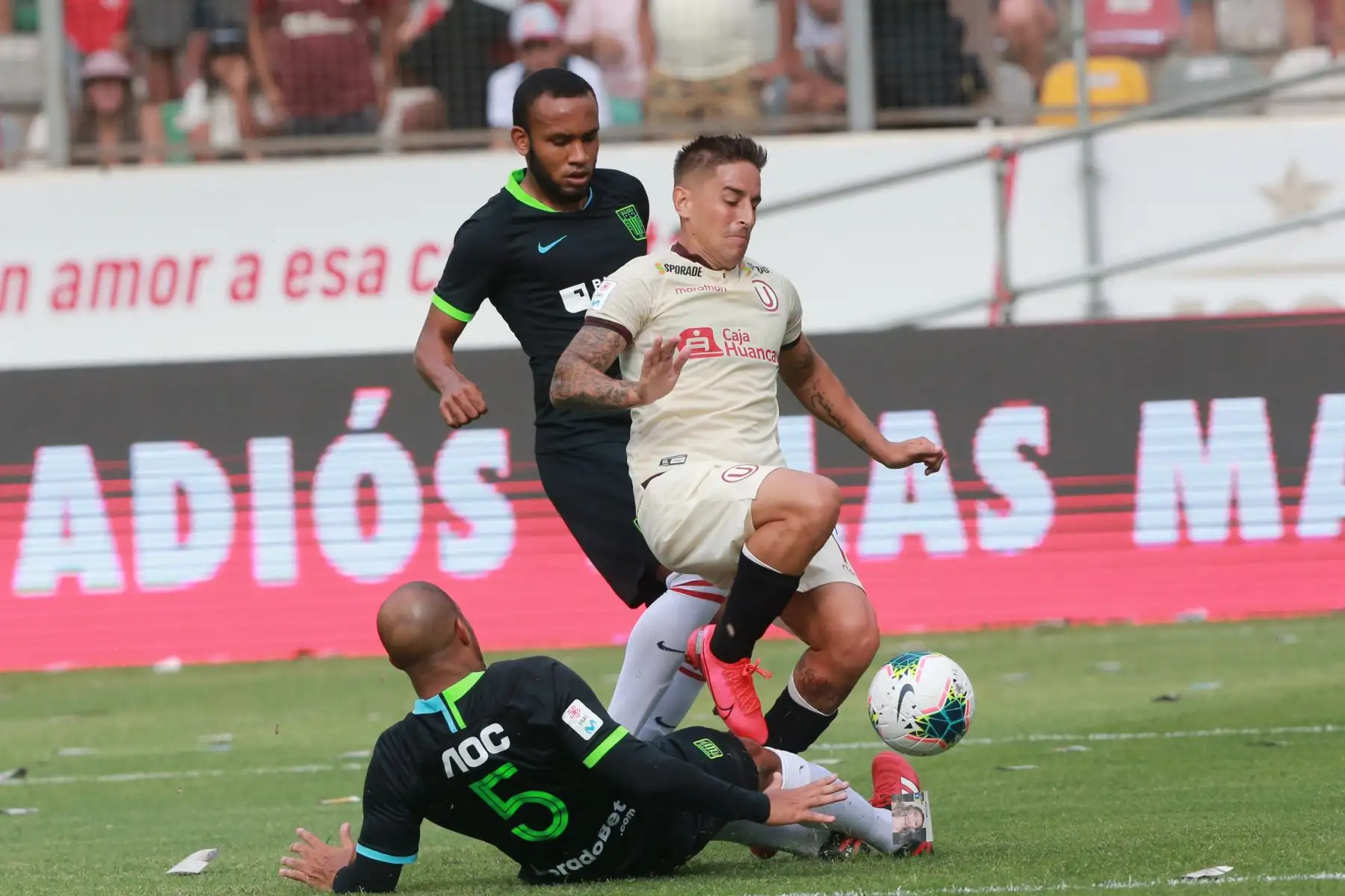 El futbolista Alejandro Hoberg  de Universitario de Deportes disputa el balon ante Alberto Rodriguez de Alianza Lima durante el clásico del futbol peruano Liga 1 por el Torneo Apertura en el estadio Monumental.
Foto:ANDINA/Jhony Laurente