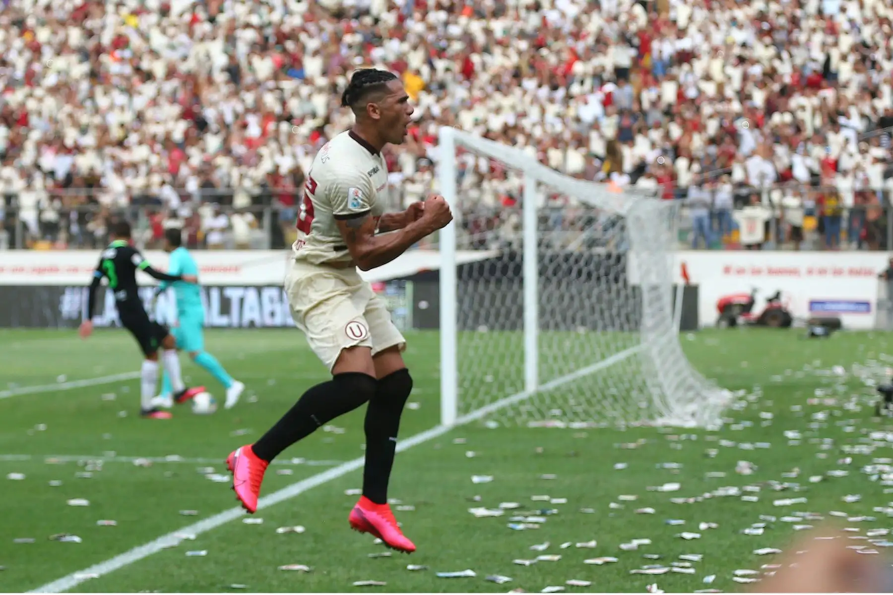 El delantero Jhonatan Do Santos de Universitario de Deportes celebra el 2º gol ante Alianza Lima, durante el clásico del futbol peruano Liga 1 por el Torneo Apertura en el estadio Monumental.
Foto:ANDINA/Jhony Laurente
