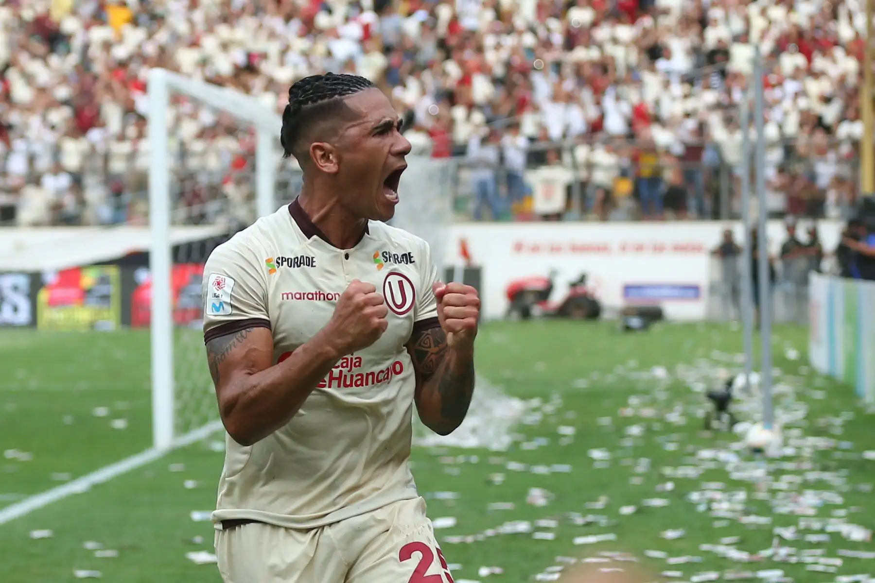 El delantero Jhonatan Do Santos de Universitario de Deportes celebra el 2º gol ante Alianza Lima, durante el clásico del futbol peruano Liga 1 por el Torneo Apertura en el estadio Monumental.
Foto:ANDINA/Jhony Laurente
