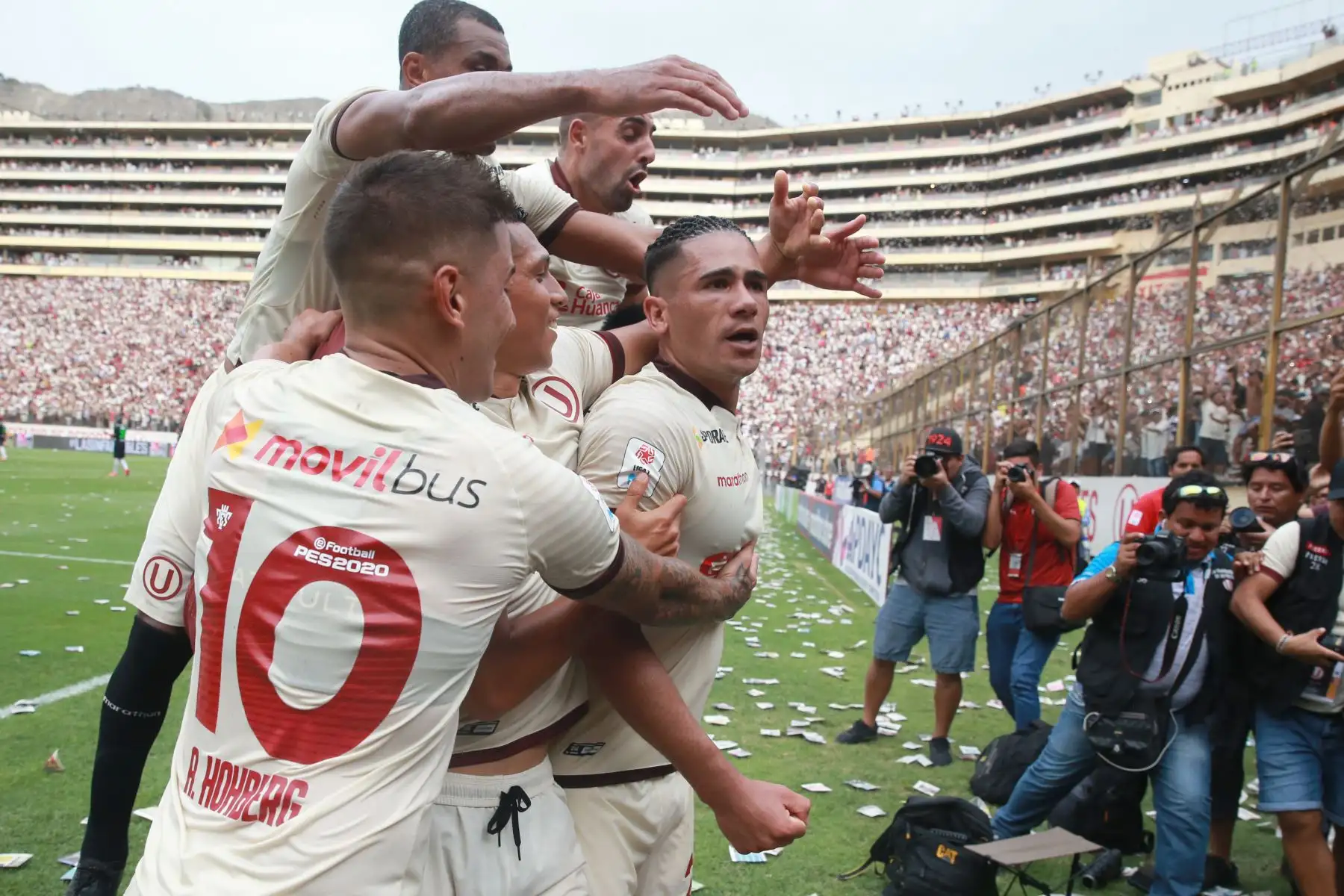 El delantero Jhonatan Do Santos de Universitario de Deportes celebra el 2º gol ante Alianza Lima, durante el clásico del futbol peruano Liga 1 por el Torneo Apertura en el estadio Monumental.
Foto:ANDINA/Jhony Laurente