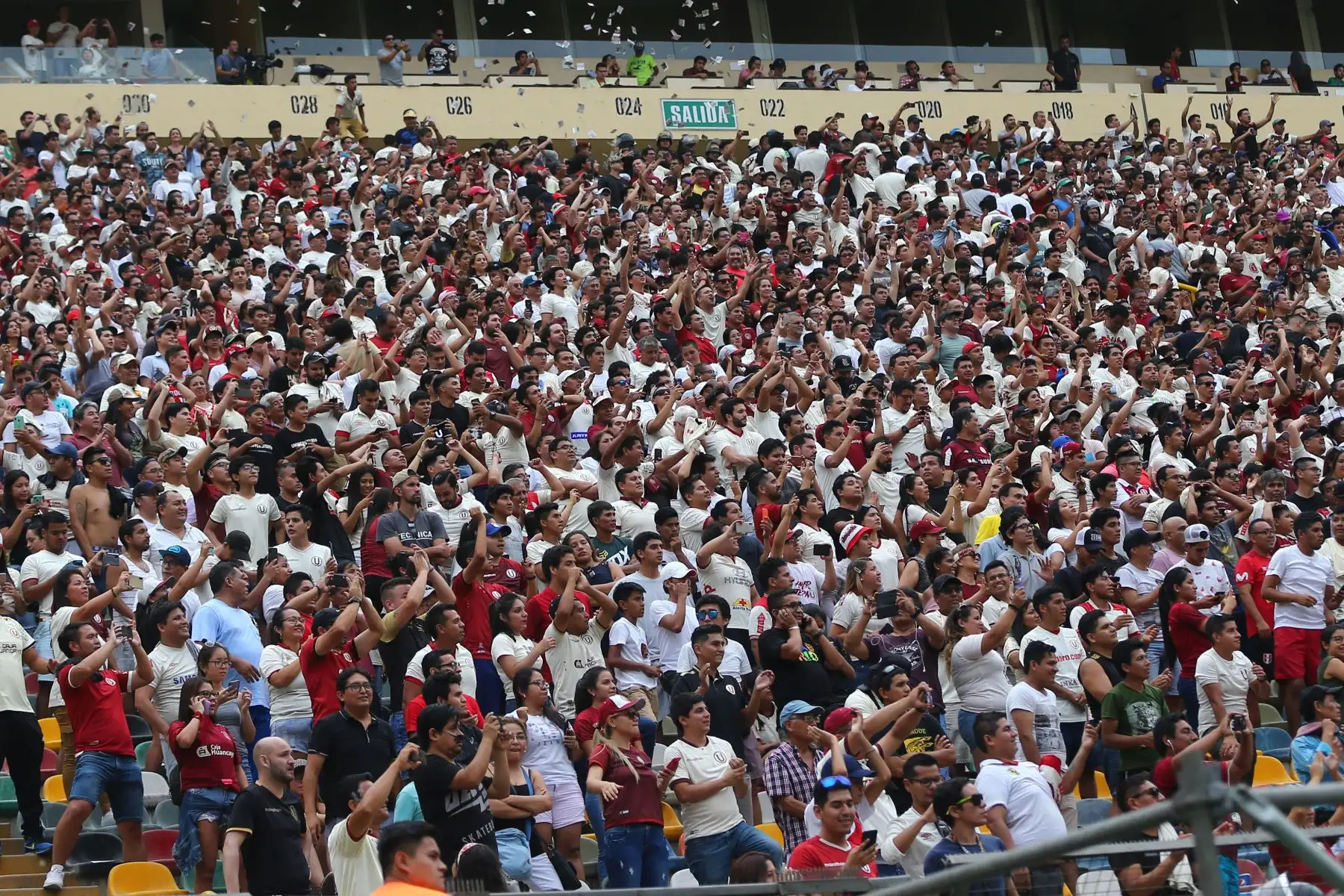 Hinchas de Universitario de deportes,alientan desde la trinchera Nortese,durante el clásico del futbol peruano Liga 1 por el Torneo Apertura en el estadio Monumental.
Foto:ANDINA/Jhony Laurente