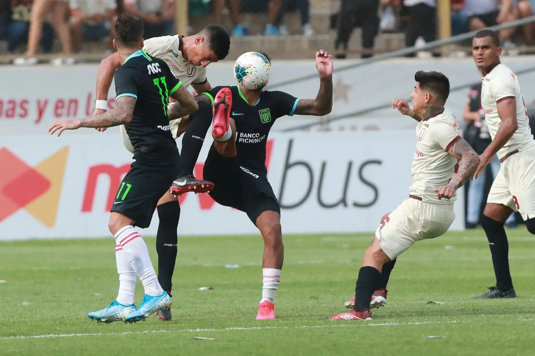 Federico Alonso (drch) de Universitario disputa el balón con Adrián Balboa de Alianza Lima,durante el clásico del futbol peruano Liga 1 por el Torneo Apertura en el estadio Monumental.
Foto:ANDINA/Jhony Laurente