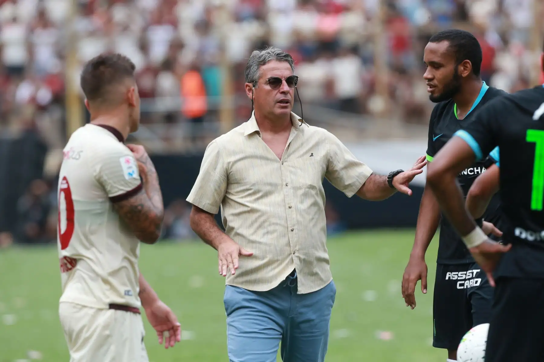 EL árbitro decidió expulsar al entrenador  de Alianza Lima Pablo Bengoechea por un airado reclamo al juez, durante el clásico del futbol peruano Liga 1 por el Torneo Apertura en el estadio Monumental.
Foto:ANDINA/Jhony Laurente